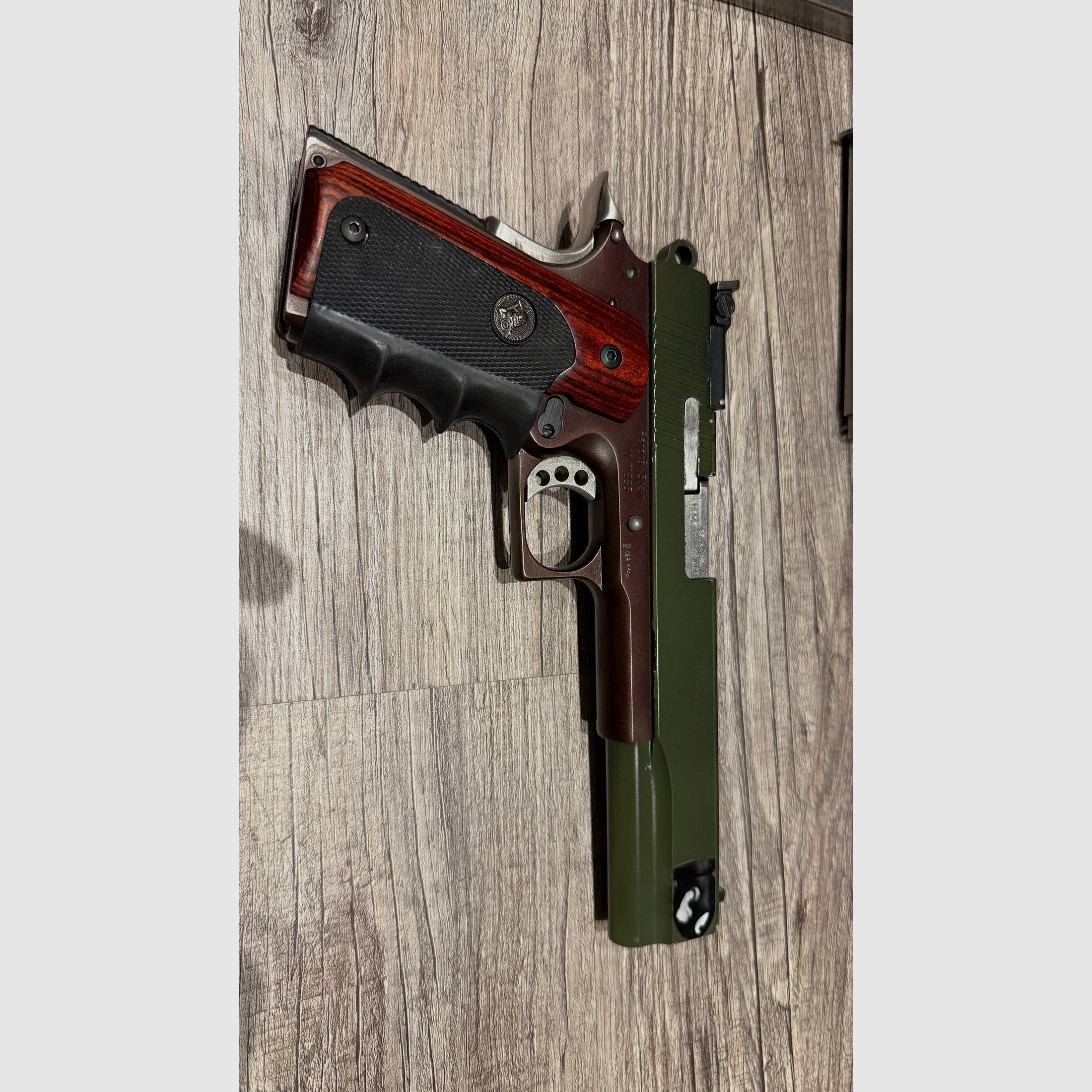 1911 Peters Stahl .45 ACP, 10mm en 9mm Luger Pachmeyr grip