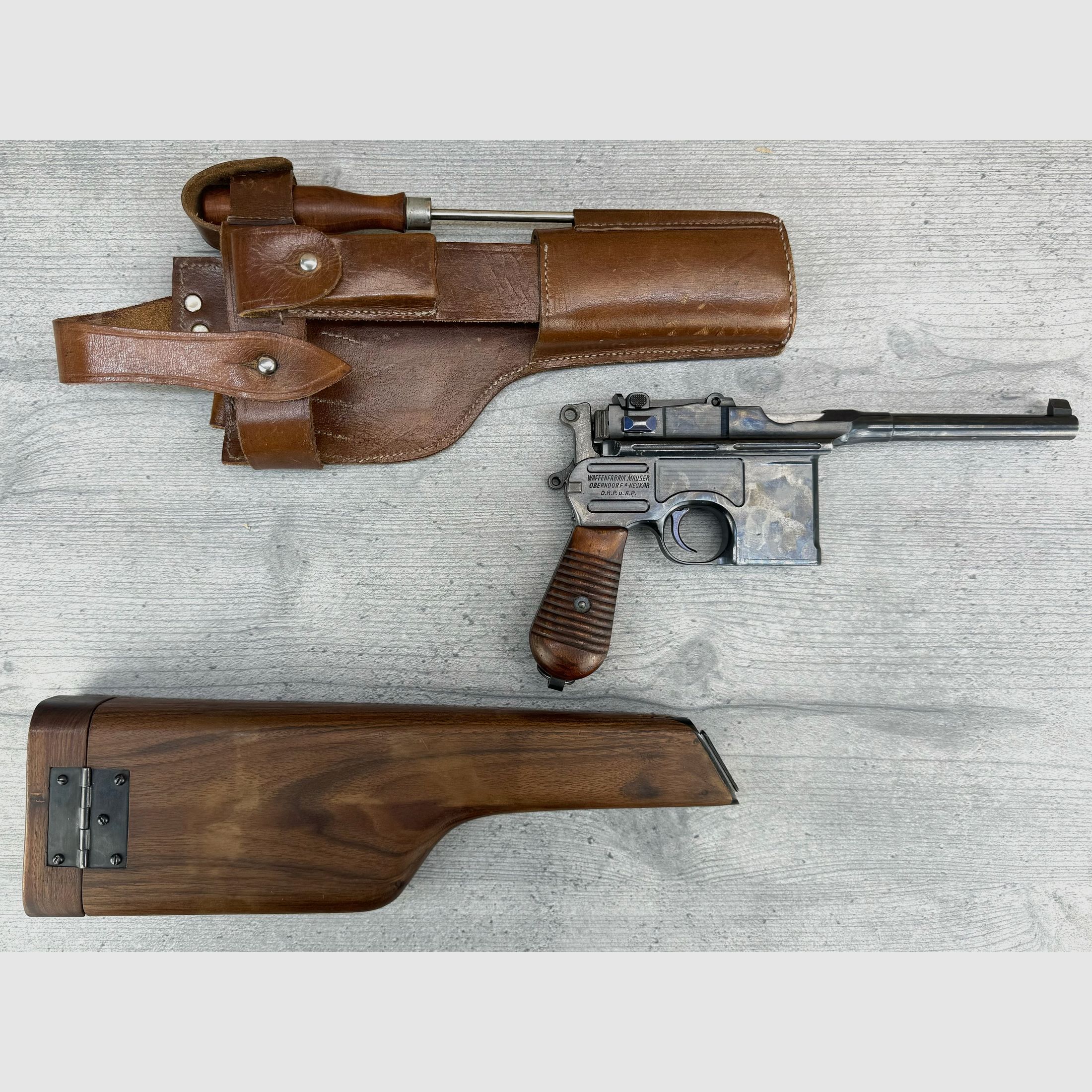 Mauser C96 + soporte de madera + funda de cuero + 1 cargador + varilla de limpieza