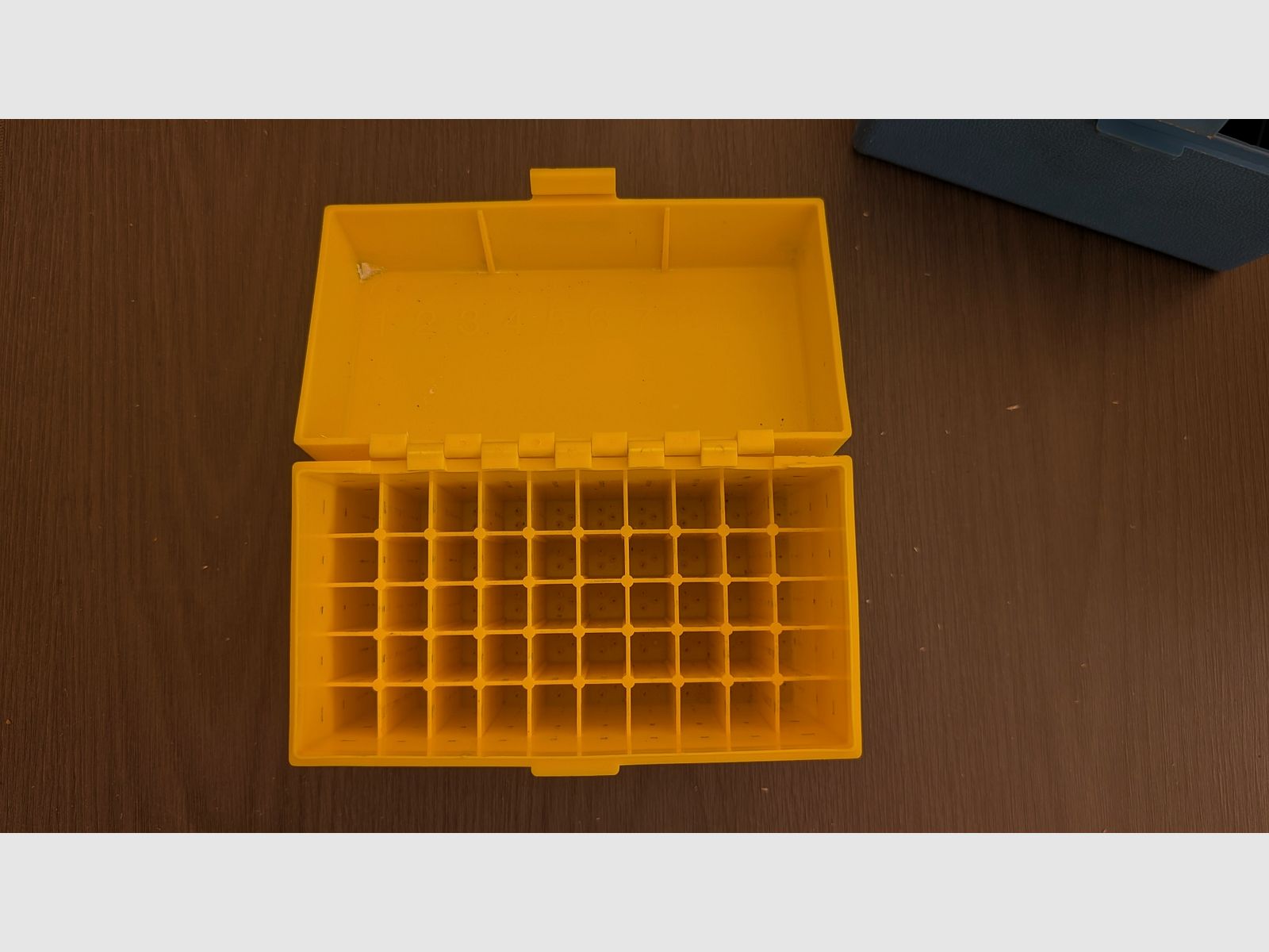 Caja de municiones de Flambeau para cartuchos de rifle, con bisagra
