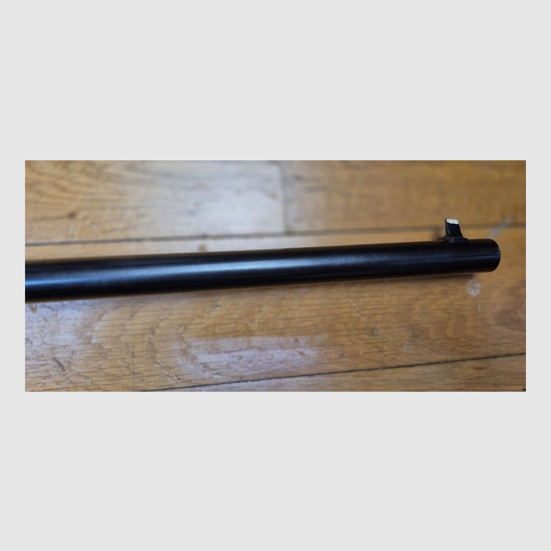 Très rare « vraie » carabine Winchester modèle 1895 Made in USA – Cal. 30.06 Springfield – Fabrication New Haven d&rsquo;origine Winchester de 1911 ! – Importation Empire allemand d&rsquo;avant 1914 – Bois en noyer superbes grade IV – Bronzage d&rsquo;origine à 98% quasi parfait – Très beaux marquages de « vraie » Winchester (pas Japon post 1985) – Splendide canon et mécanique parfaite – Arme d&rsquo;origine dans un état d&rsquo;exception – Catégorie D §e) ! – Très rare et en TBE++, image 34 sur 38