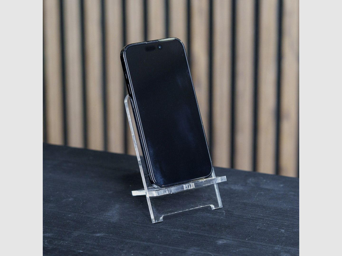 PLEXIGLAS® Handyhalterung | stilvolles Design mit gelasertem Homedefence-Logo