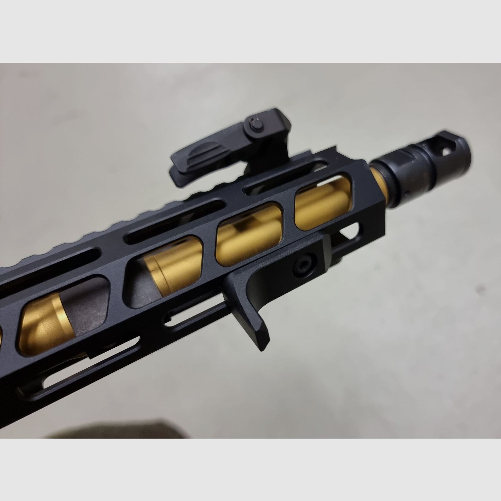 AR15 personalizzato superlativo nello stile di John Wick. Cal. 223 Rem. Solo componenti di alta qualità. Opzionale con Nightforce NX8!