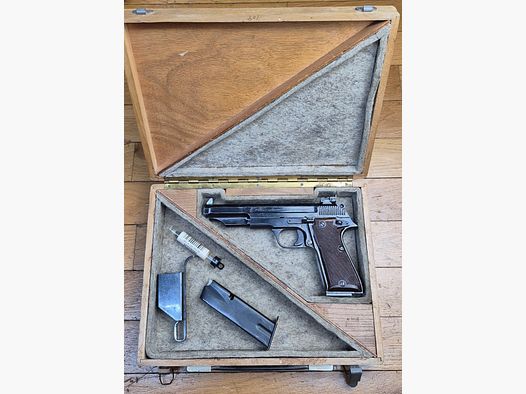 Rare pistolet MAB 15 F1 de compétition militaire – moins de 300 exemplaires commandés seulement – Calibre 9 para – Boite d&rsquo;origine du modèle militaire – Rare pièce emblématique du savoir-faire français – Second chargeur et chargette – BE/BE+