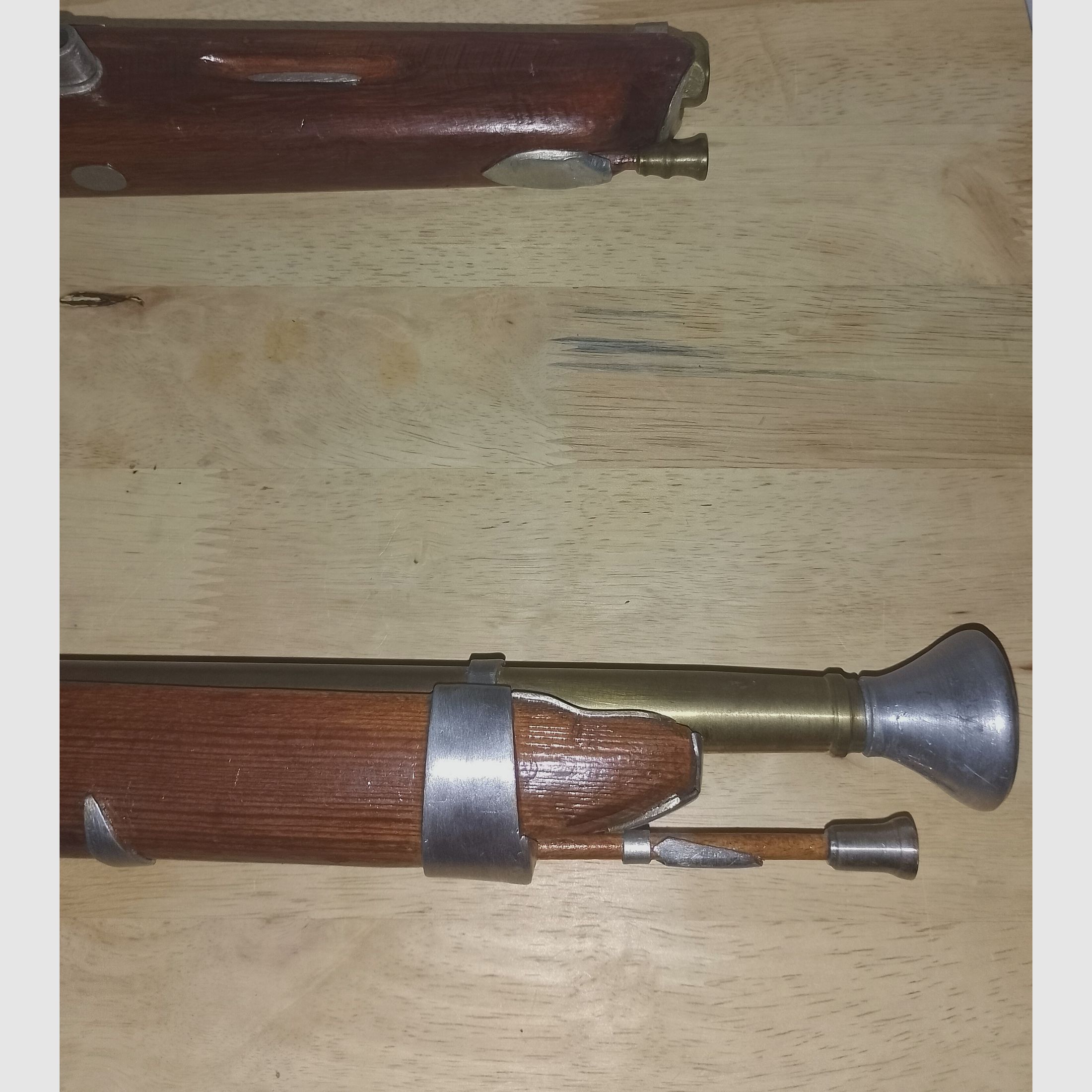 Deko wapens 2 stuks, enkelstukken 58cm en 45cm van hout, messing en tin !