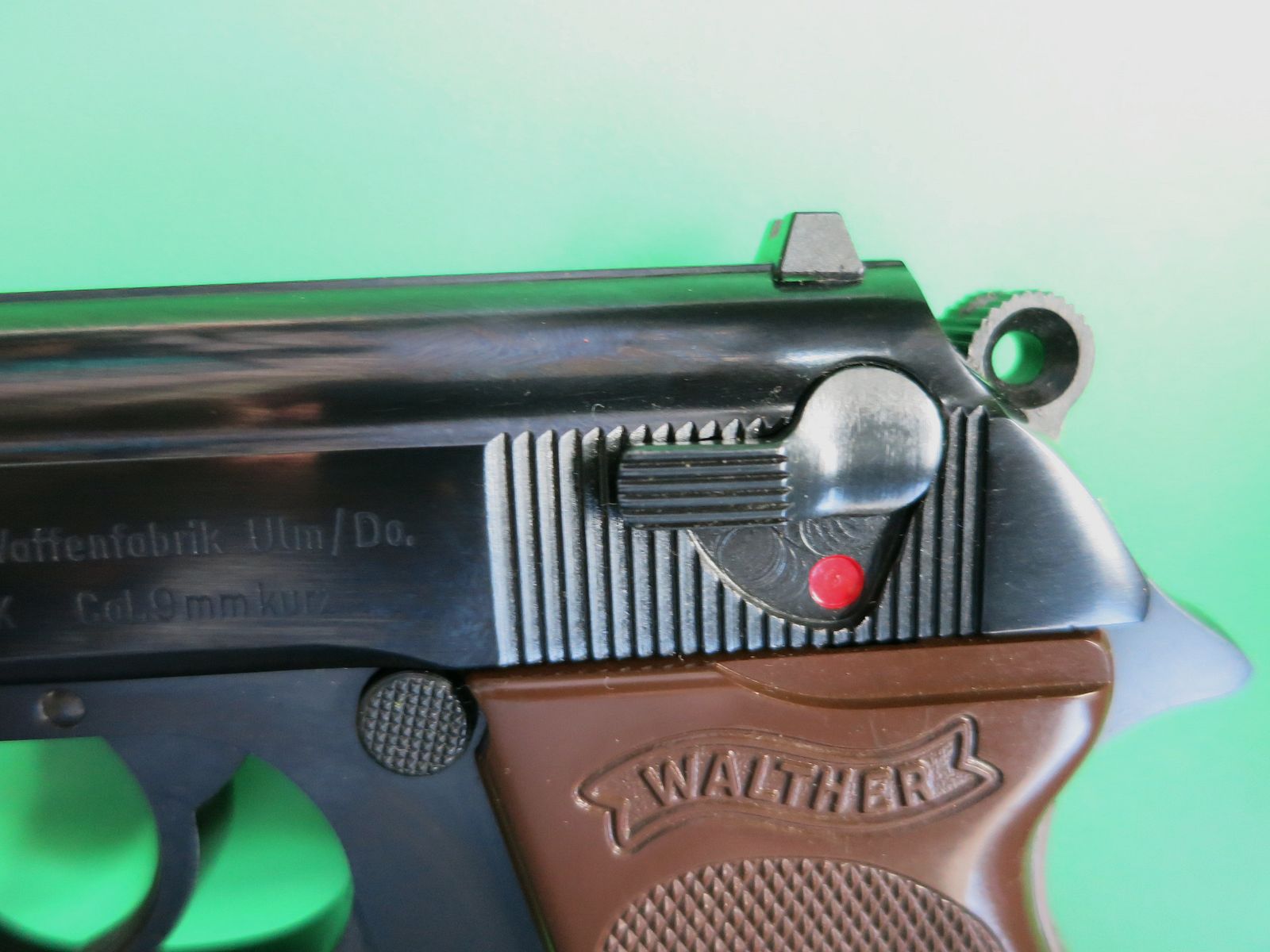 Pistola semiautomatica, Walther PPK, cal. 9 mm corto, impugnature marroni, come nuova       #82