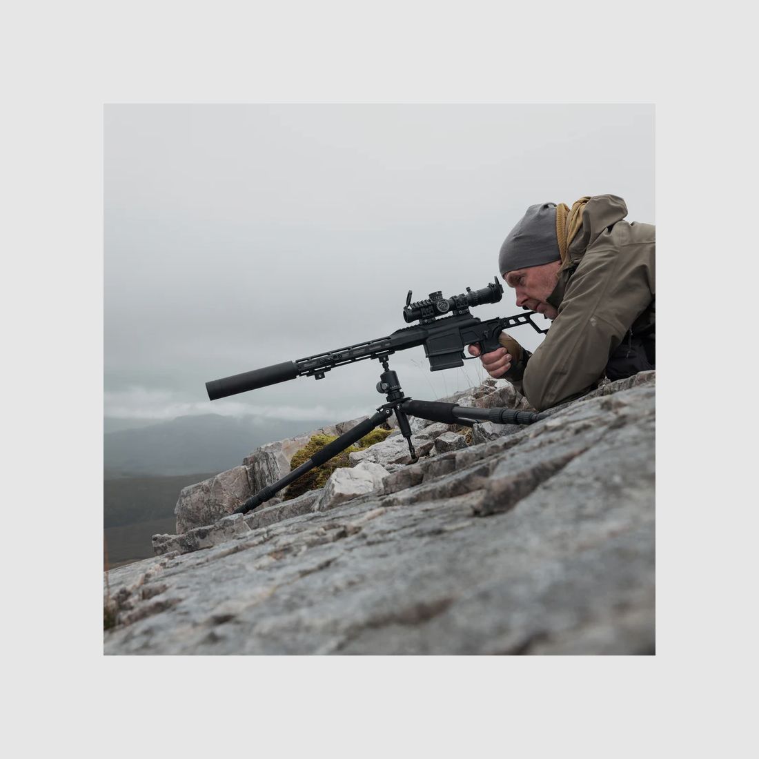 Spartan Precision Equipment Ascent Tripod™ Gen 2 Woodland mit Davros Pro Head™ und Trekkingstockgriffen