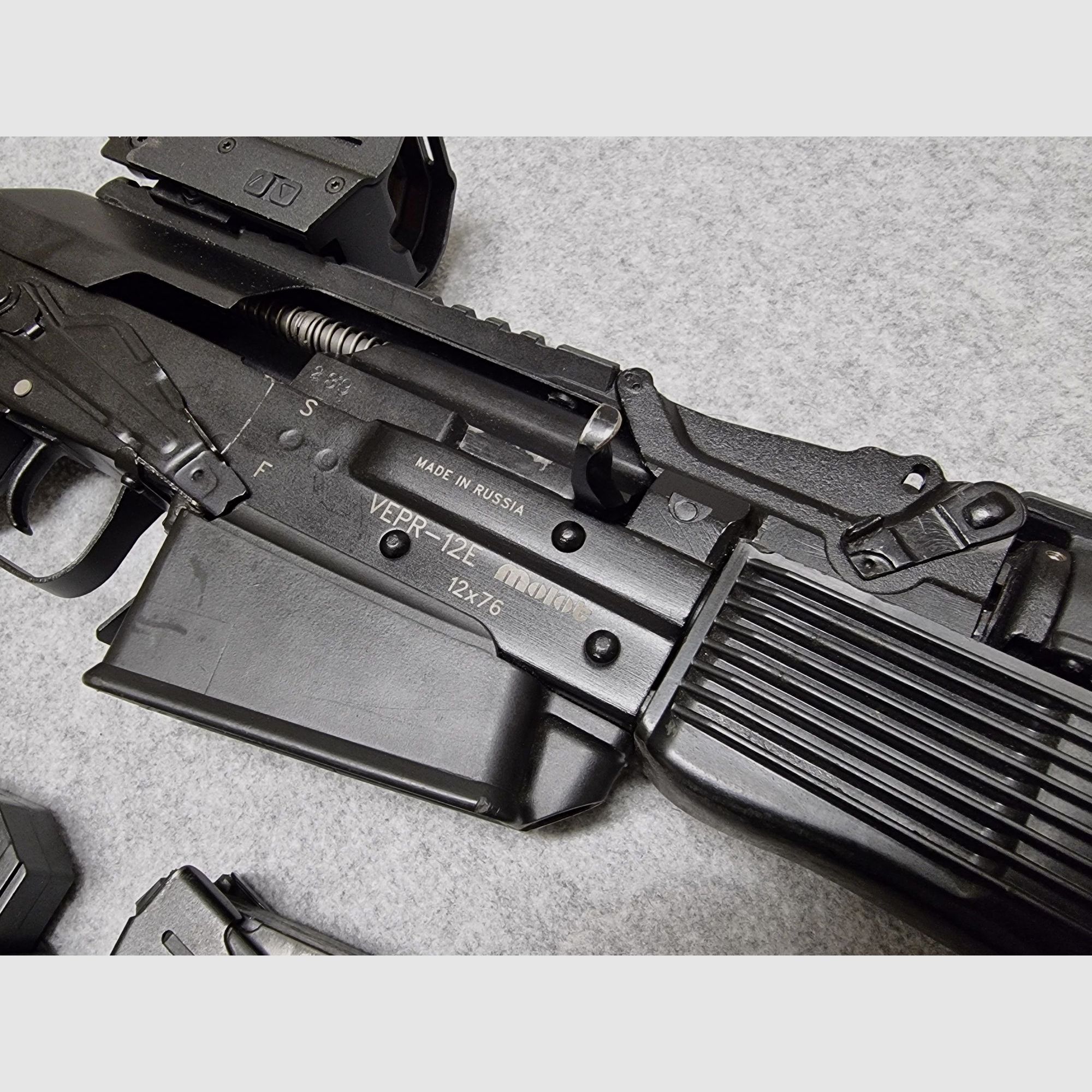 Molot Vepr 12-E Politie - kal. 12/76 - compacte zelfladende shotgun in Kalashnikov-stijl met insteekmagazijnen