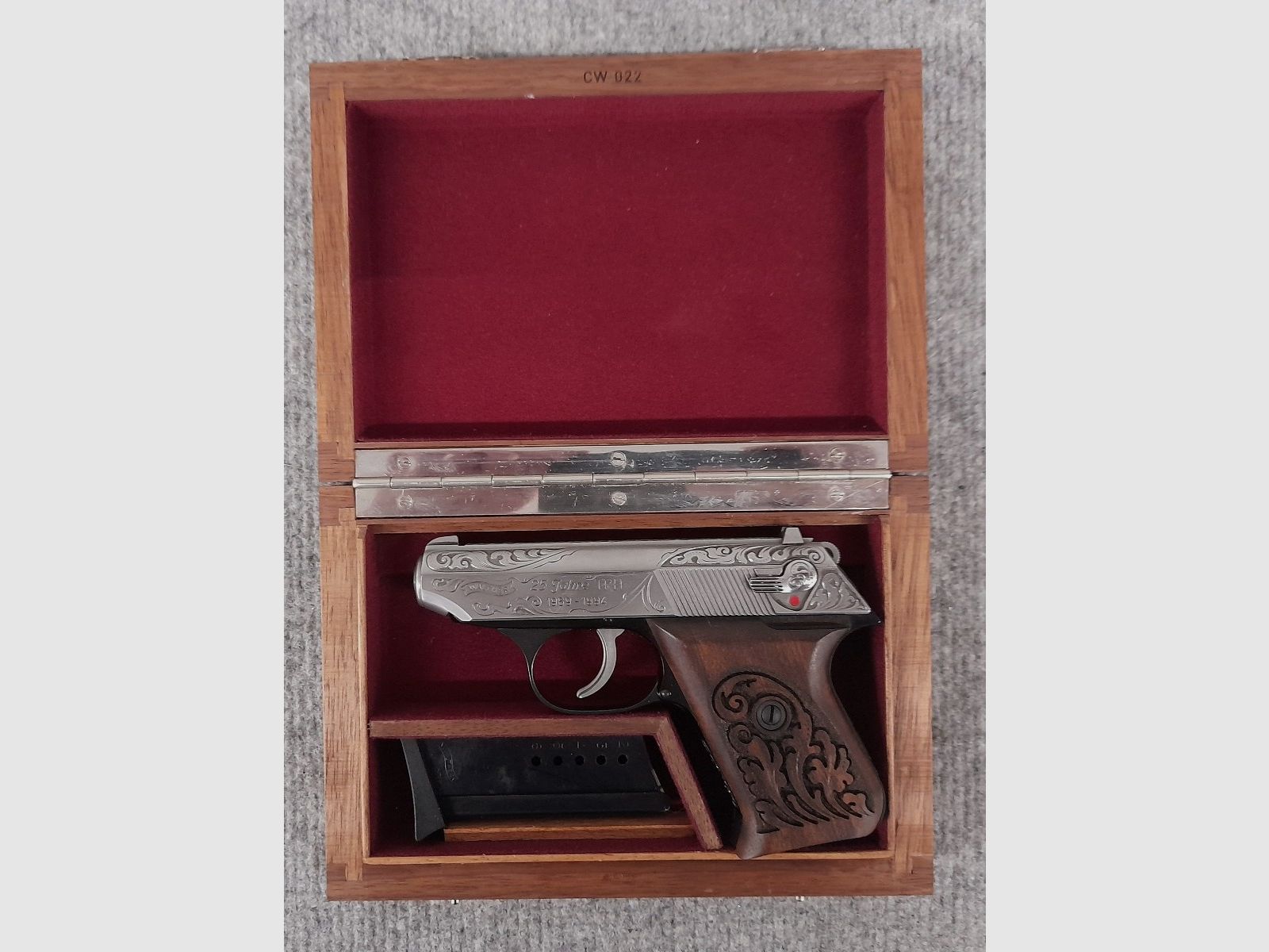 Walther 22 Sondermodell 25 Jahre TPH 1969-1994 Pistole 22lr Schmuckstück, graviert mit Holzgriff  mit 2 Magazinen in Holzschatulle mit Walther Gravur