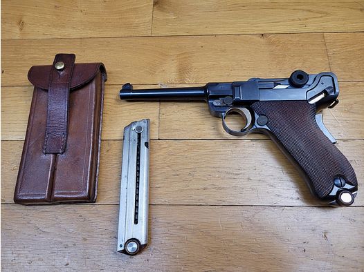 Splendide Luger Suisse P00/06 ou modèle1906- Un des 15.215 en fabrication allemande de DWM à Berlin – Arme de 1914 – Cal. 7,65 Parabellum d&rsquo;origine – Mono matricule – Mécanique et canon de rêve – Bronzage d&rsquo;origine à 100% – Pochette réglementaire avec second chargeur au modèle – État muséal – TBE++