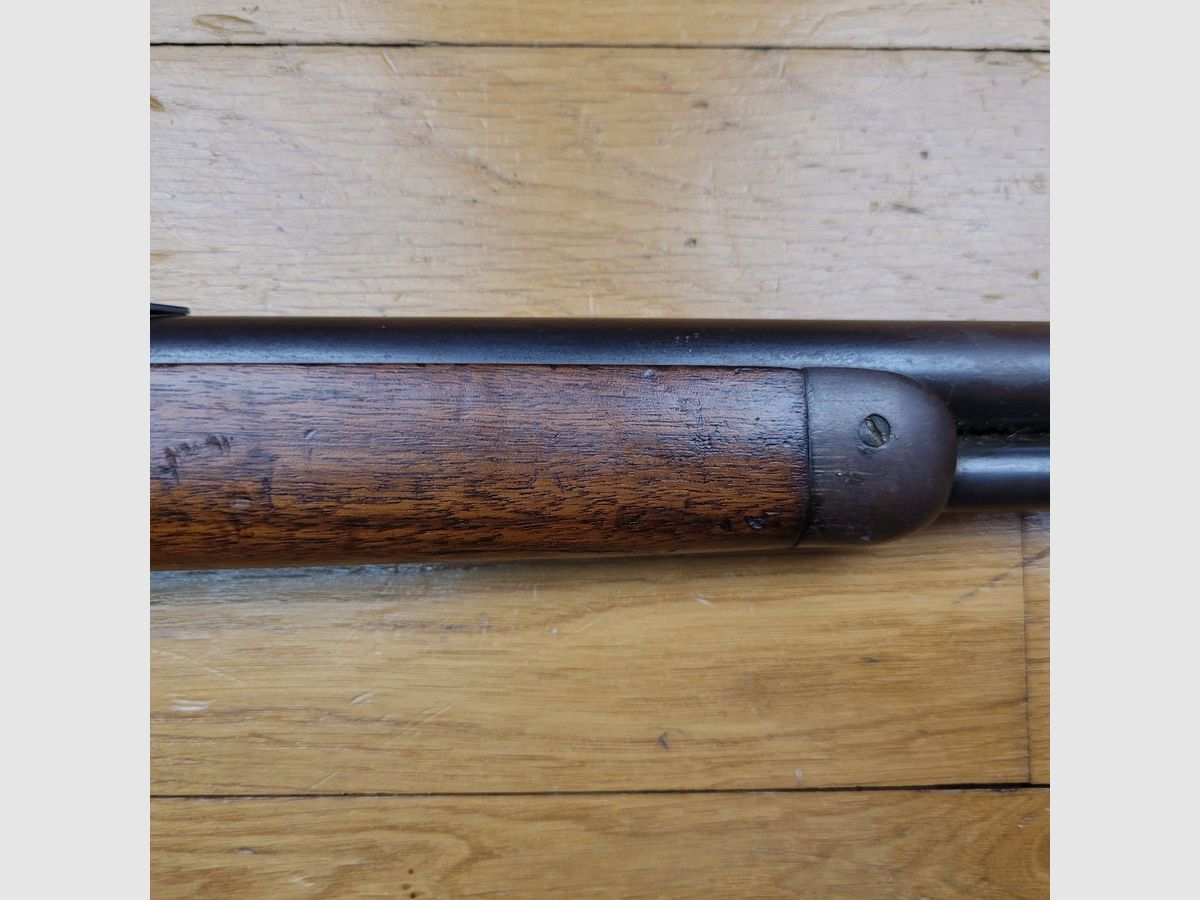 Sehr schöne Winchester Model 1892 – Version „Rifle“ mit rundem Lauf – in 32WCF – New Haven Waffen von 1906 – Schöne amerikanische Nussbaumholz – Sehr schöner Lauf und Mechanismus – Epochen-Hausse Marble – Sehr schöne Beschriftungen – TBE+, Bild 8 von 36