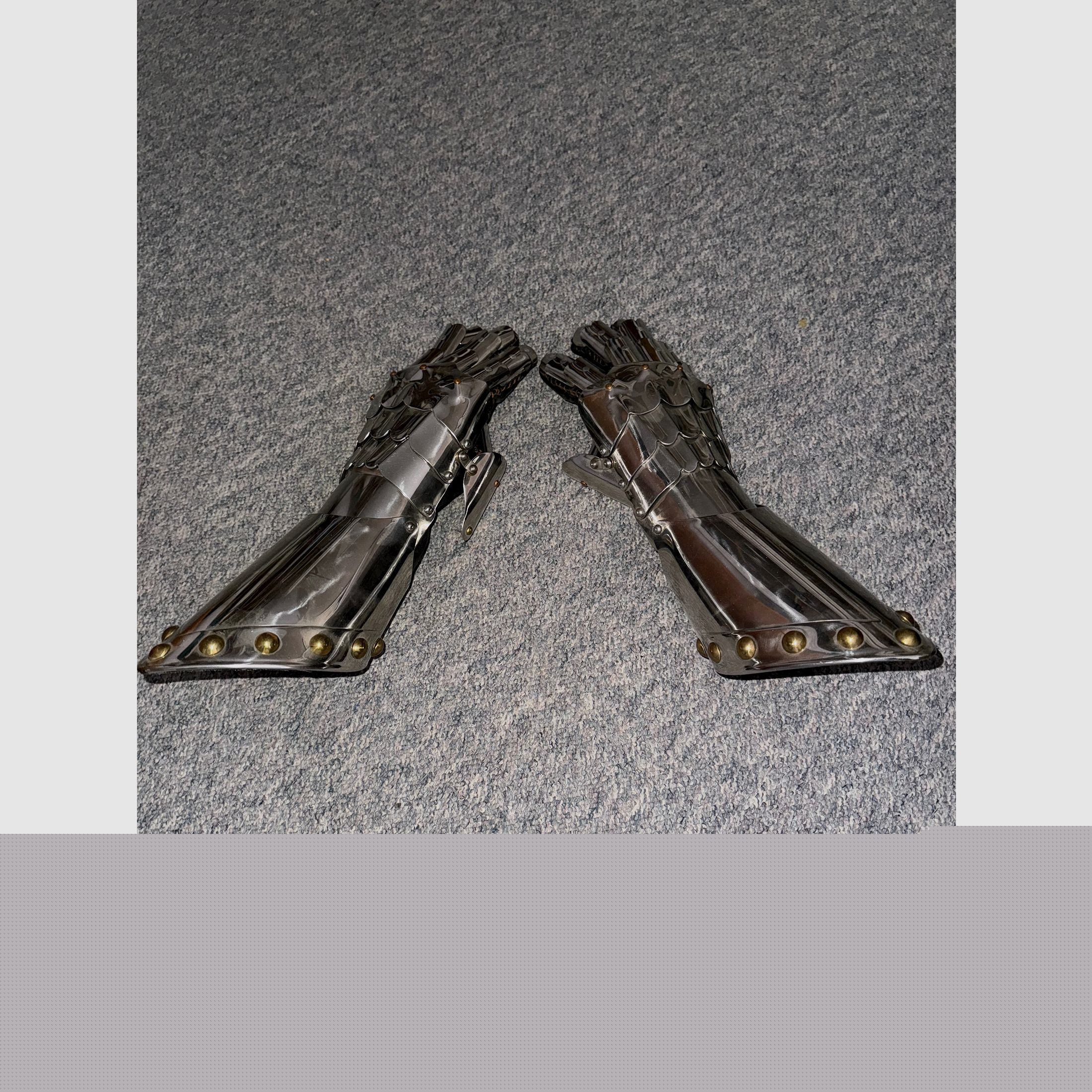 1A gants de chevalier pour le coup de grâce rituel.