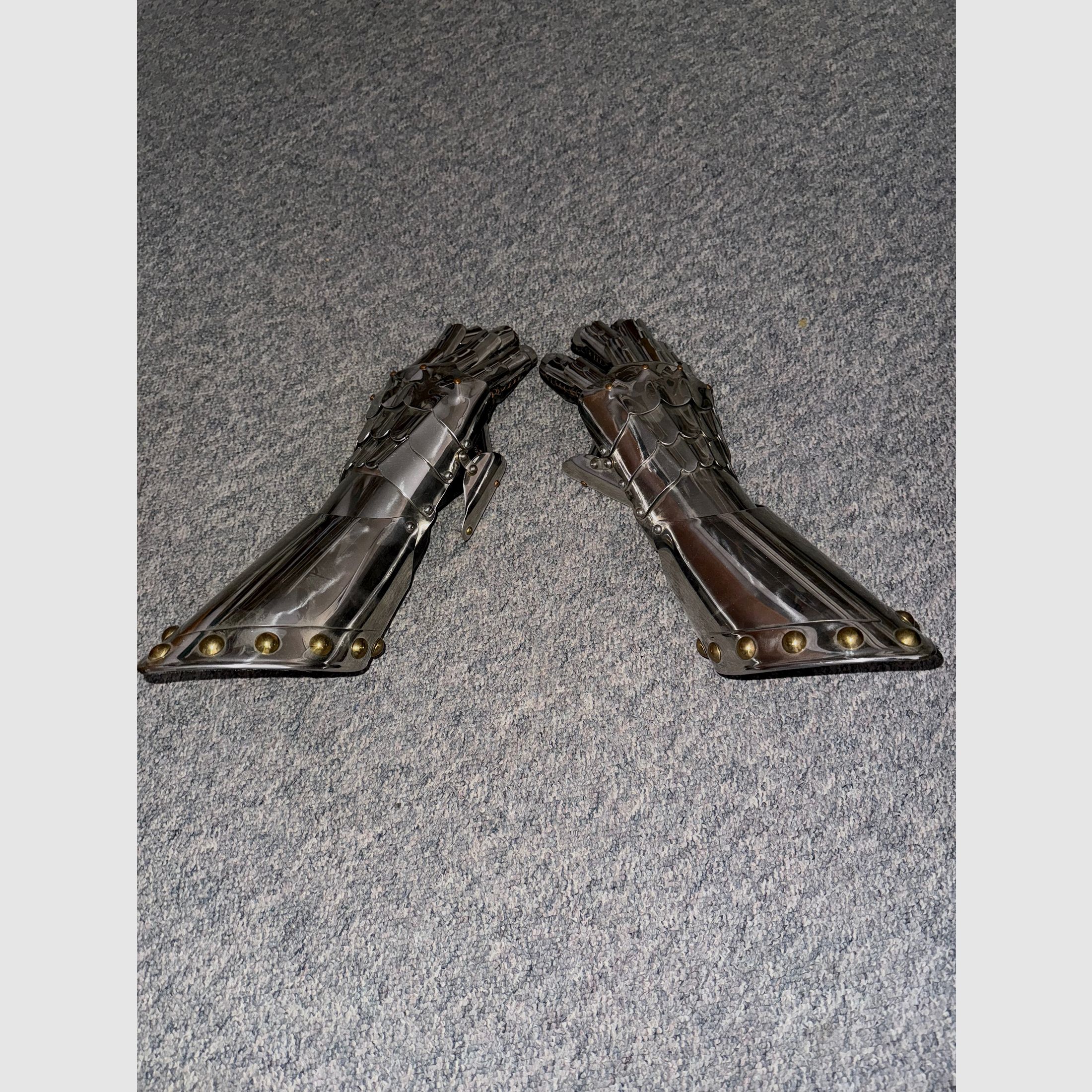 1A gants de chevalier pour le coup de grâce rituel.