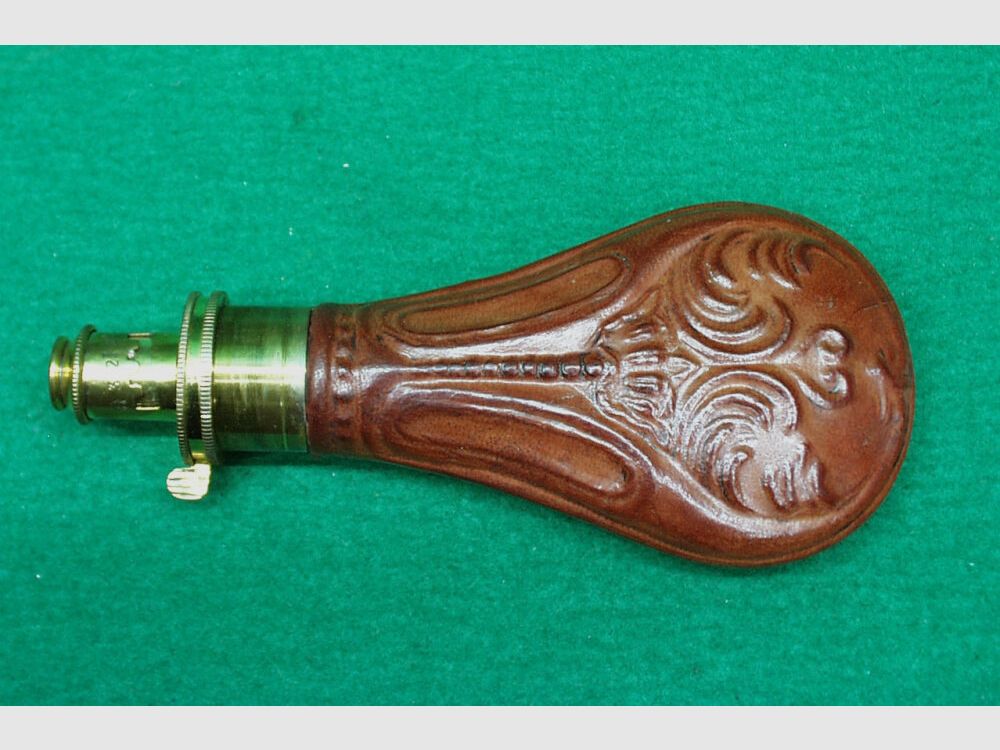 Flacon en poudre, cuir (coquillage)