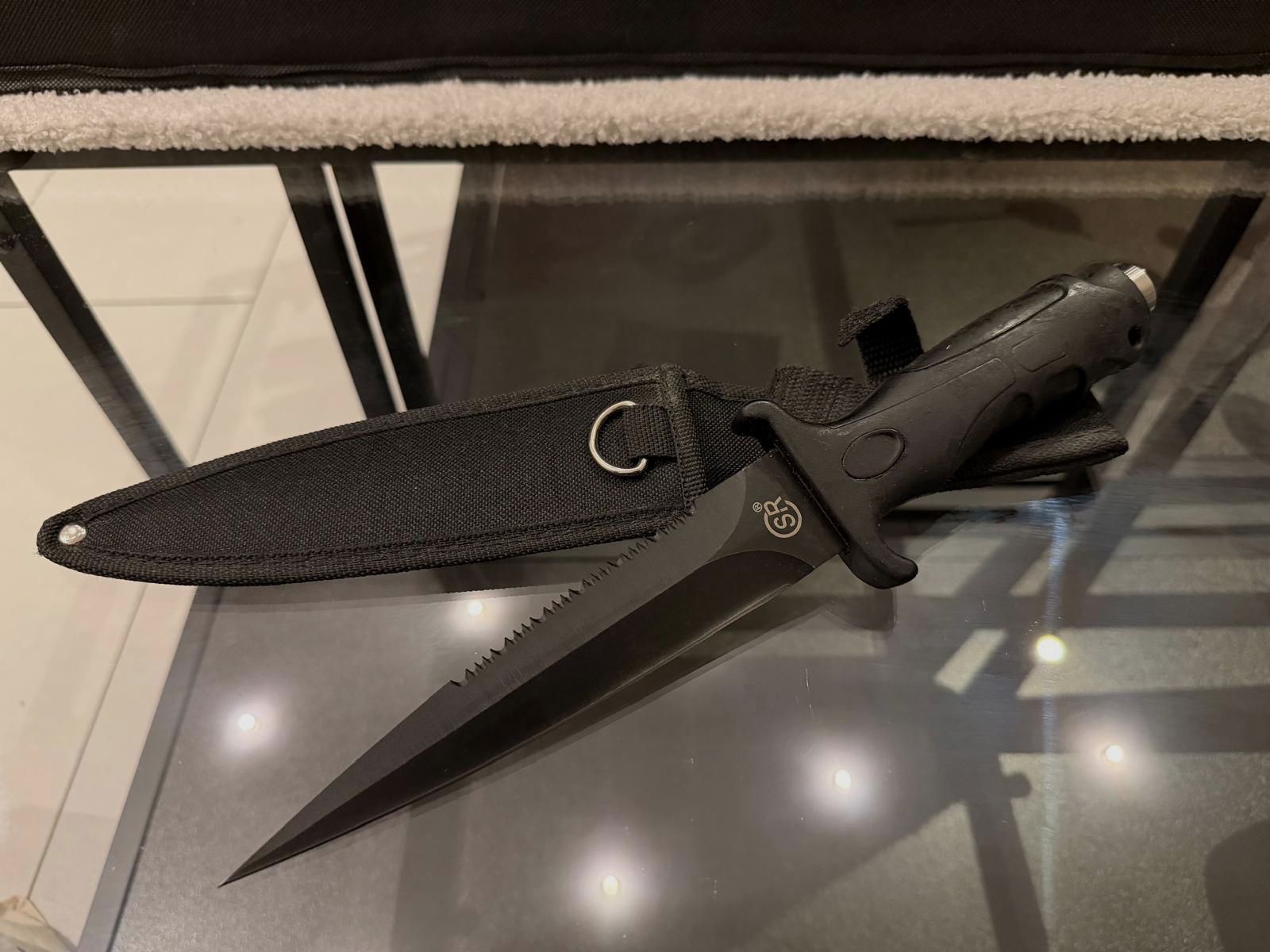 Tactical deployment dagger "SR" – Black coated – Double-sided serrated edge & nylon sheath