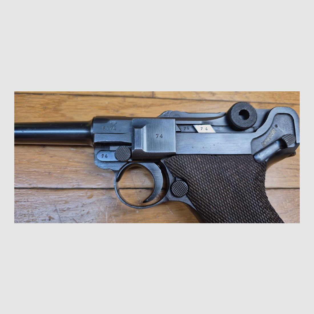 Rarissimo Luger P08 detto "Mauser Banner" – Arma di "Polizia" prodotta da Mauser nel 1942 – Calibro 9×19 – Una delle 25.165 armi di Polizia SS tipo Front Est – Una delle 5.550 contrassegnate "1942" con "Aquila+L" – Stato estetico e meccanico eccezionale – TBE+++, immagine 11 di 33