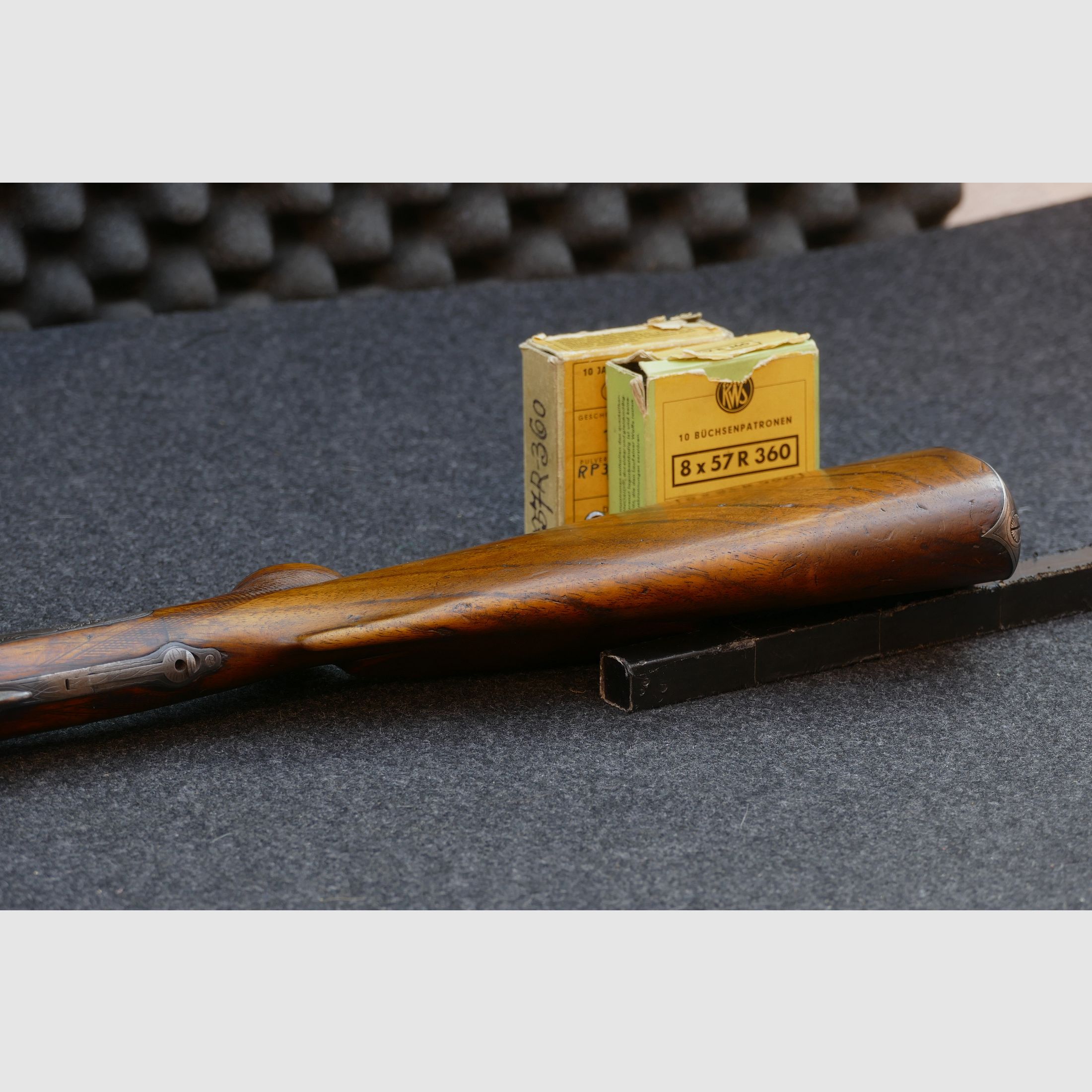 Fucile a canne sovrapposte di Ferlach, calibro 8×57 R‑360 / 16/65, cannocchiale Kahles Vienna H/4×, valigetta in pelle, matrici, bossoli e proiettili (173)