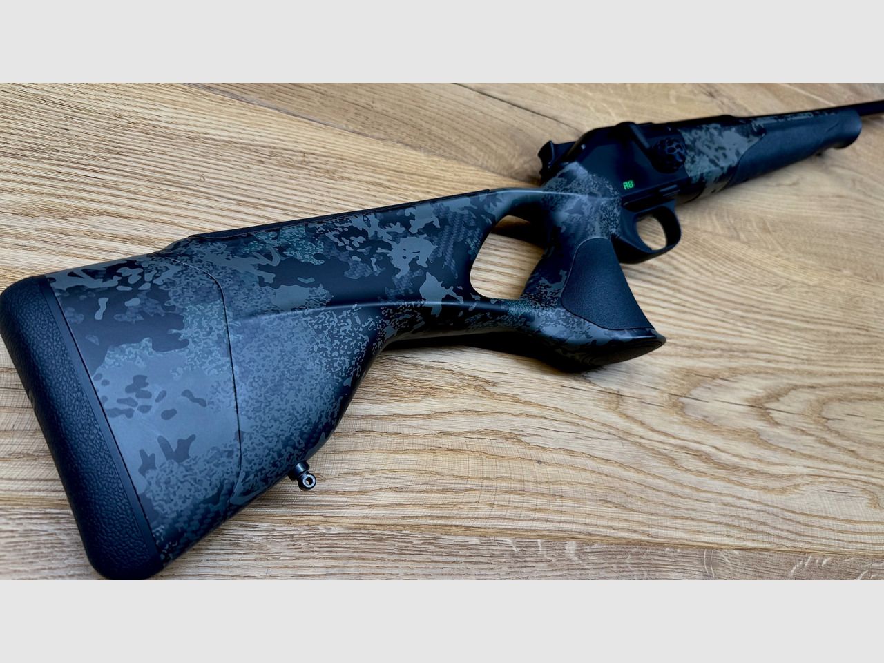 Blaser R8 Custom Carbon Huntec-Camo / Elastomereinlagen / gekürzter Lauf / Mündungsgewinde / Logo giftgrün // TRAUMWAFFE 