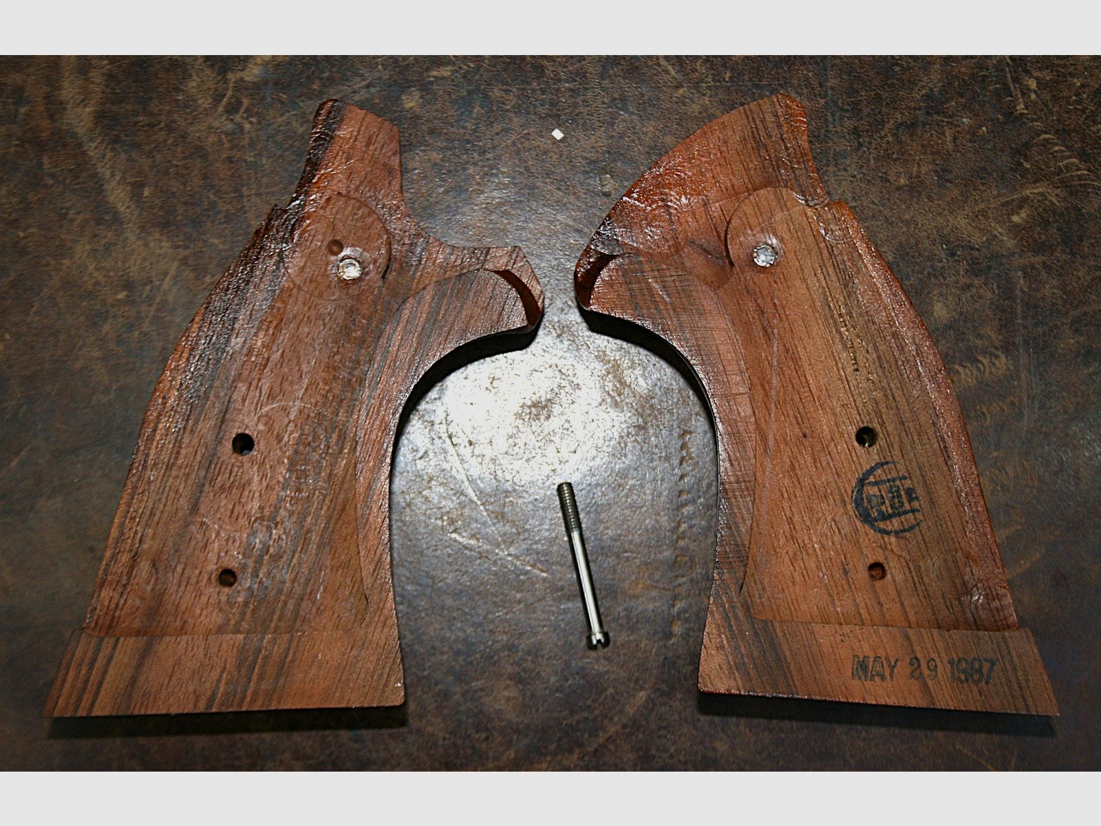 Impugnature in legno usate per telaio Smith & Wesson K/L Square Butt (003), immagine 2 di 2