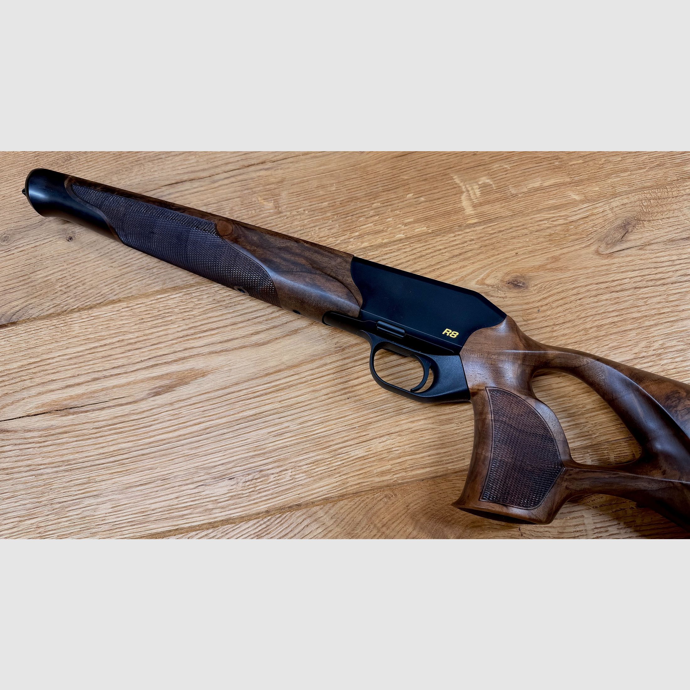 Blaser R8 Success Schäftung / Holzklasse 4 / R8 Logo in Gelb / top Holz absolute Gelegenheit
