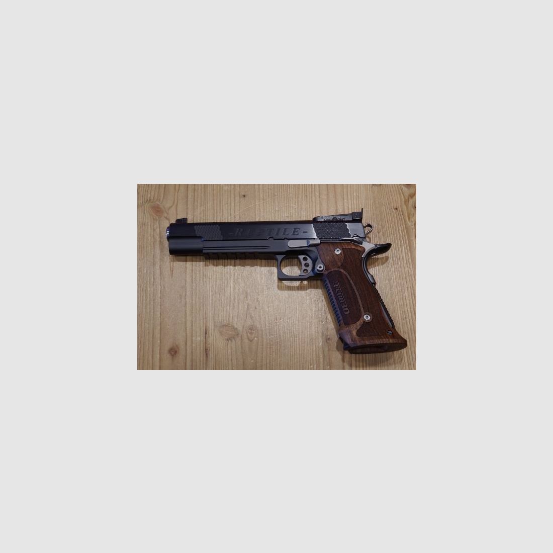 1911 Club 30 Reptile Pistole | Kaliber .45 ACP | Silber CrN PVD beschichtet