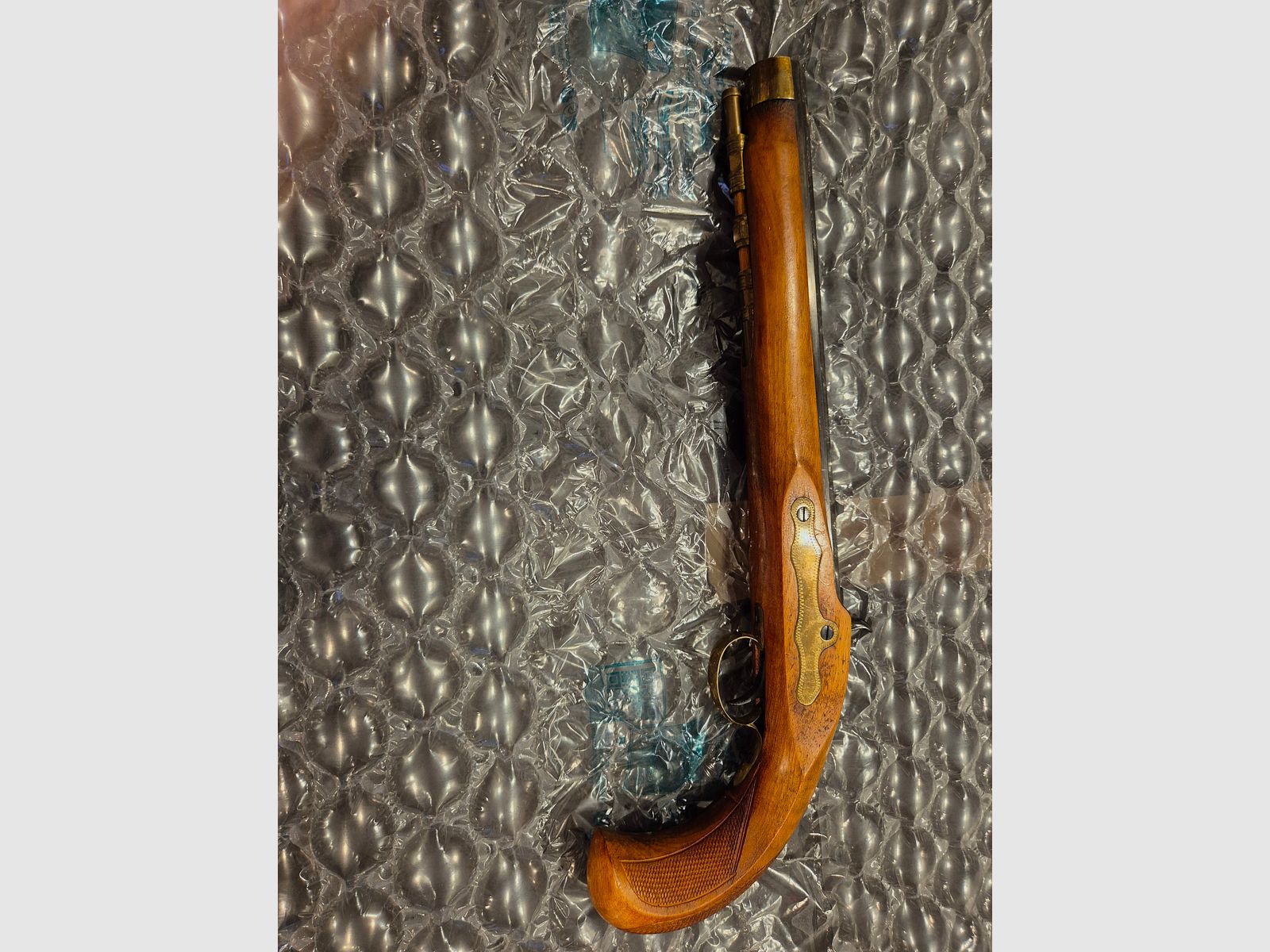 Pistola de avancarga de percusión con grabado muy bonito