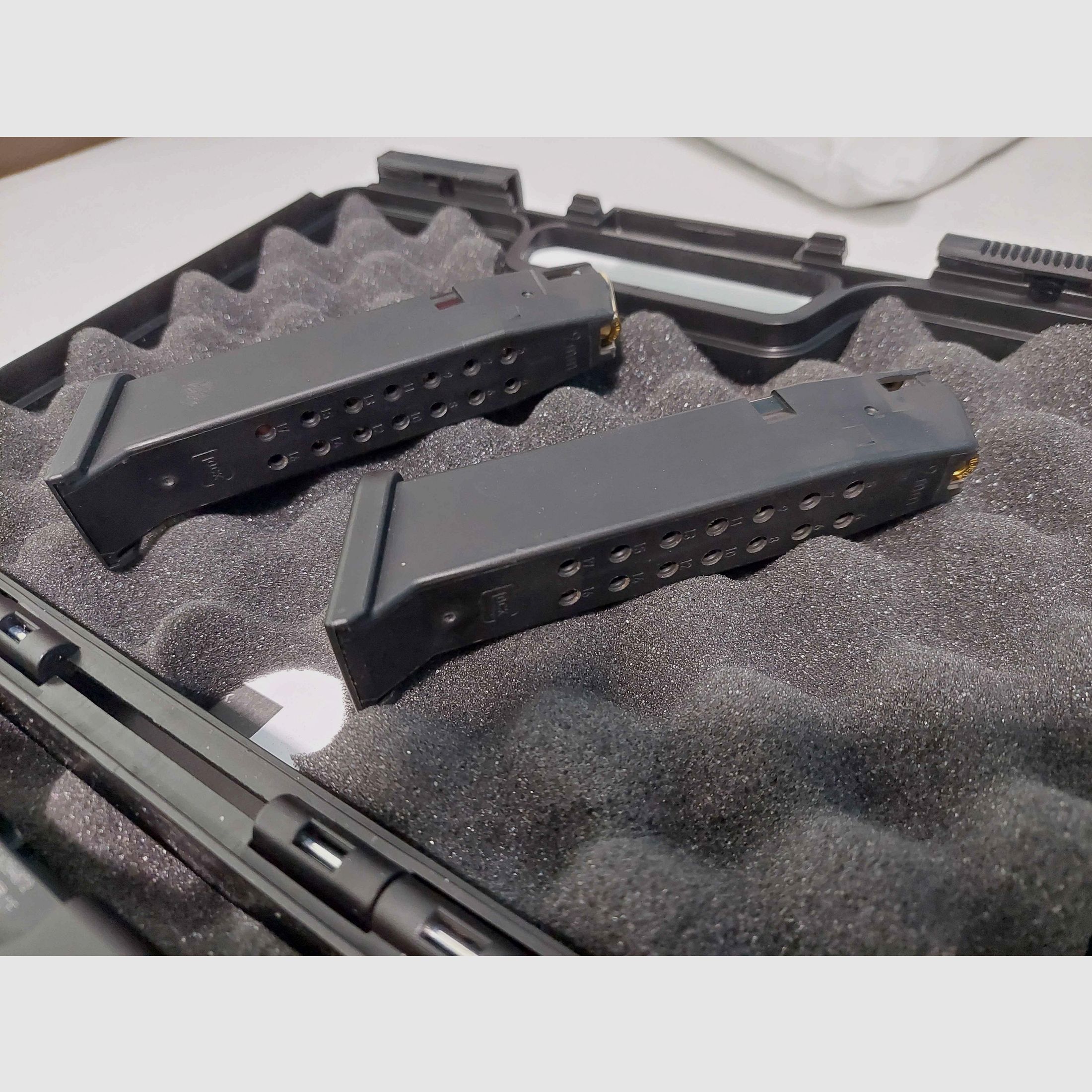 Glock 17 Gen 5 9mm P.A.K. z kaburą i 1 dodatkowym magazynkiem.