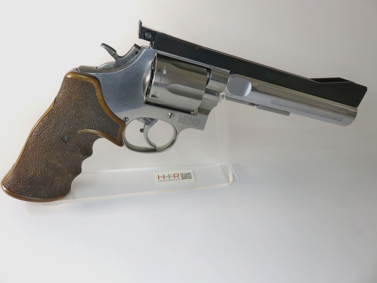 S&W 686-4 | 6 inches | .357 Mag / .38 Spec. | Bull Barrel | Aristocrat 3-position sight | Nill grip