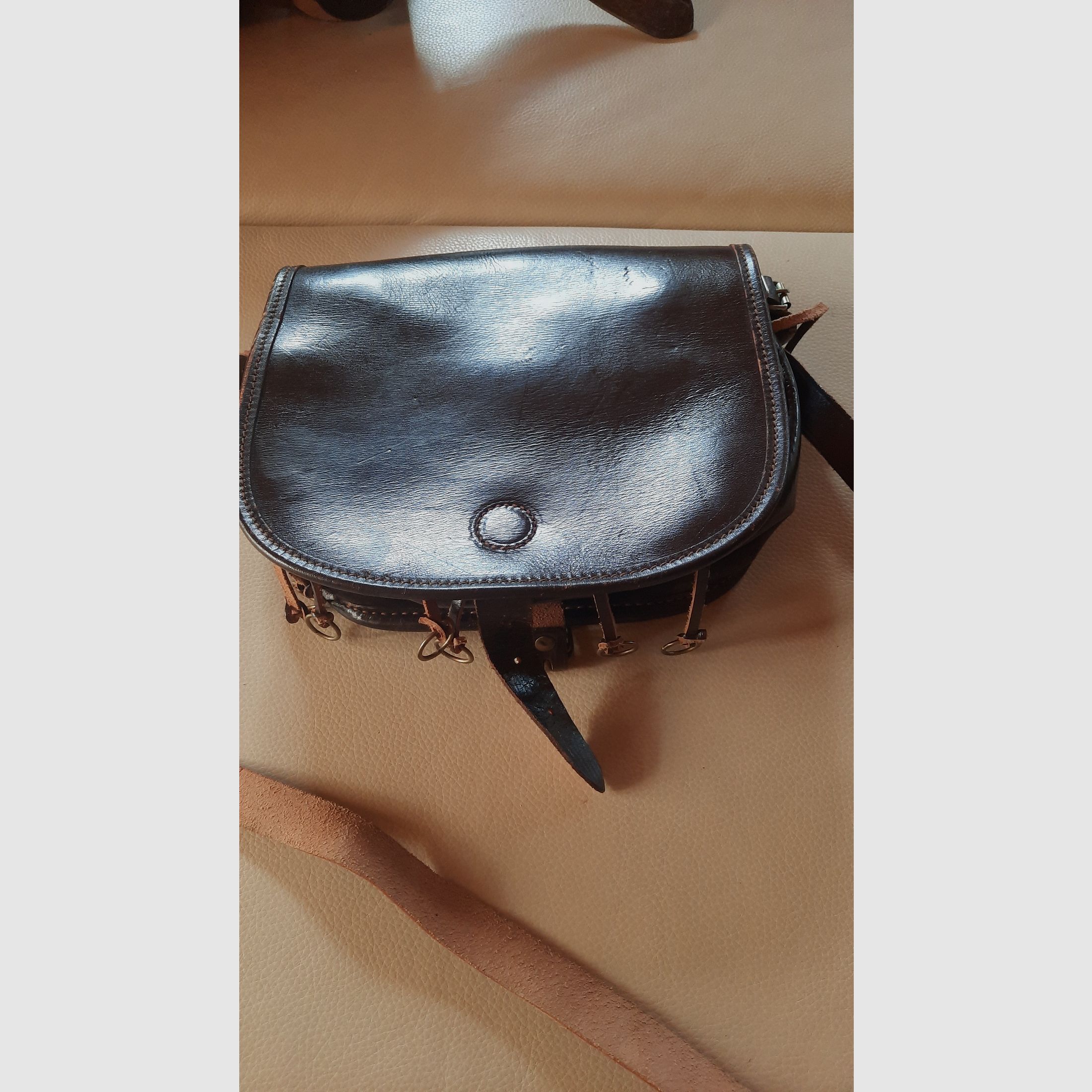 Lederset mit 2 Fernrohrköchern, einer Jagdtasche und einem Patronengurt