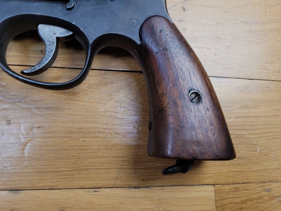 Seltener Revolver Smith & Wesson Victory – 4 Zoll und Kal. 38 SP (nicht 38-200! Nicht 38SW!) typischer US Navy – Die Waffe von Greg. „Papy“ Boyington und den Kopfjägern der VMF 214! – Reguläres BOYT US NAVY Holster von 1943 – Sehr schönes Set für eine historische und symbolträchtige Waffe! TBE+, Bild 23 von 34