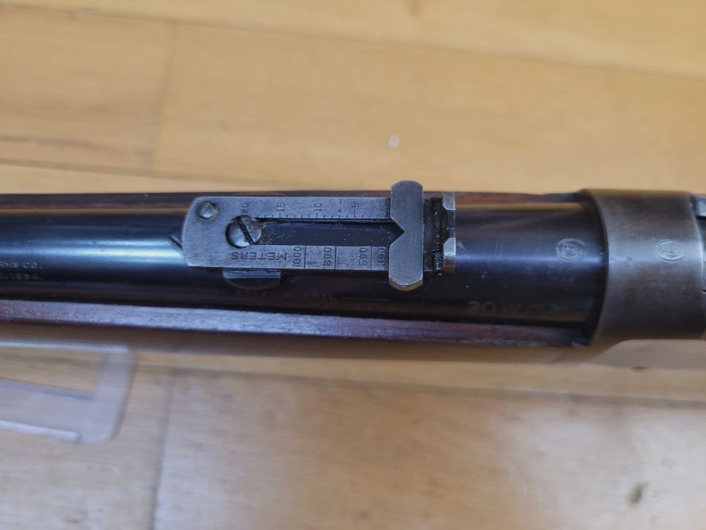 Außergewöhnliche Winchester 1894 Französische Armee genannt 94 AF - Kal. 30-30 - Äußerer Zustand und Mechanik einwandfrei - Traum-Collector - 100% konform mit der Bestellung von 15.000 Exemplaren aus September 1914 - Seltene Waffe in einem noch selteneren und musealen Zustand - TBE++, Bild 23 von 36