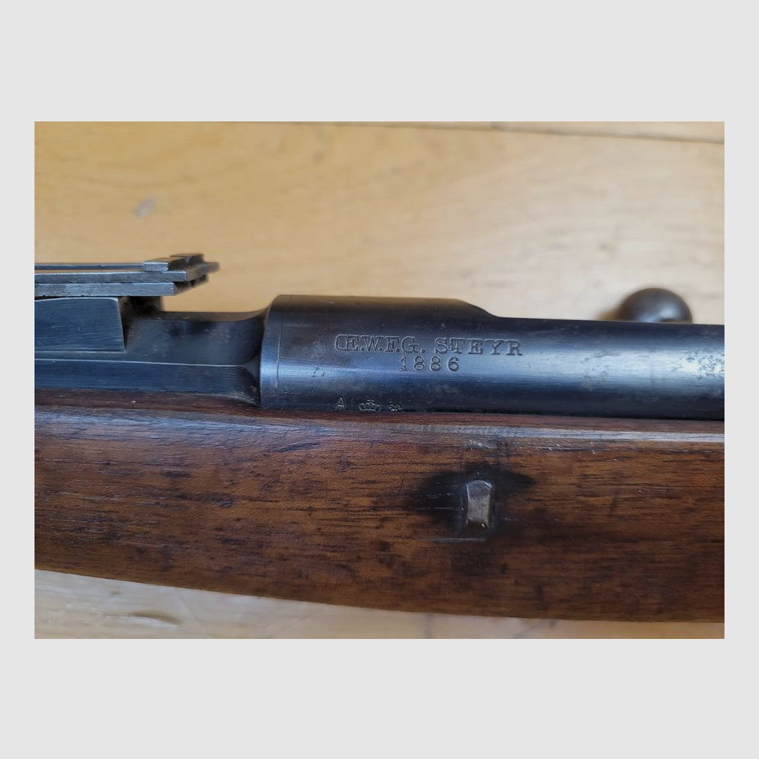 Sehr gutes Gewehr Kropatschek Modell 1886 – Herstellung OEWG in Steyr 1886 (auch!) – Kaliber Schwarzpulver Original 8×60 – 8×56 portugiesisch – Schöne Hölzer – Guter ästhetischer und mechanischer Zustand – Sehr gutes Stück in BE+ / TBE!, Bild 1 von 31