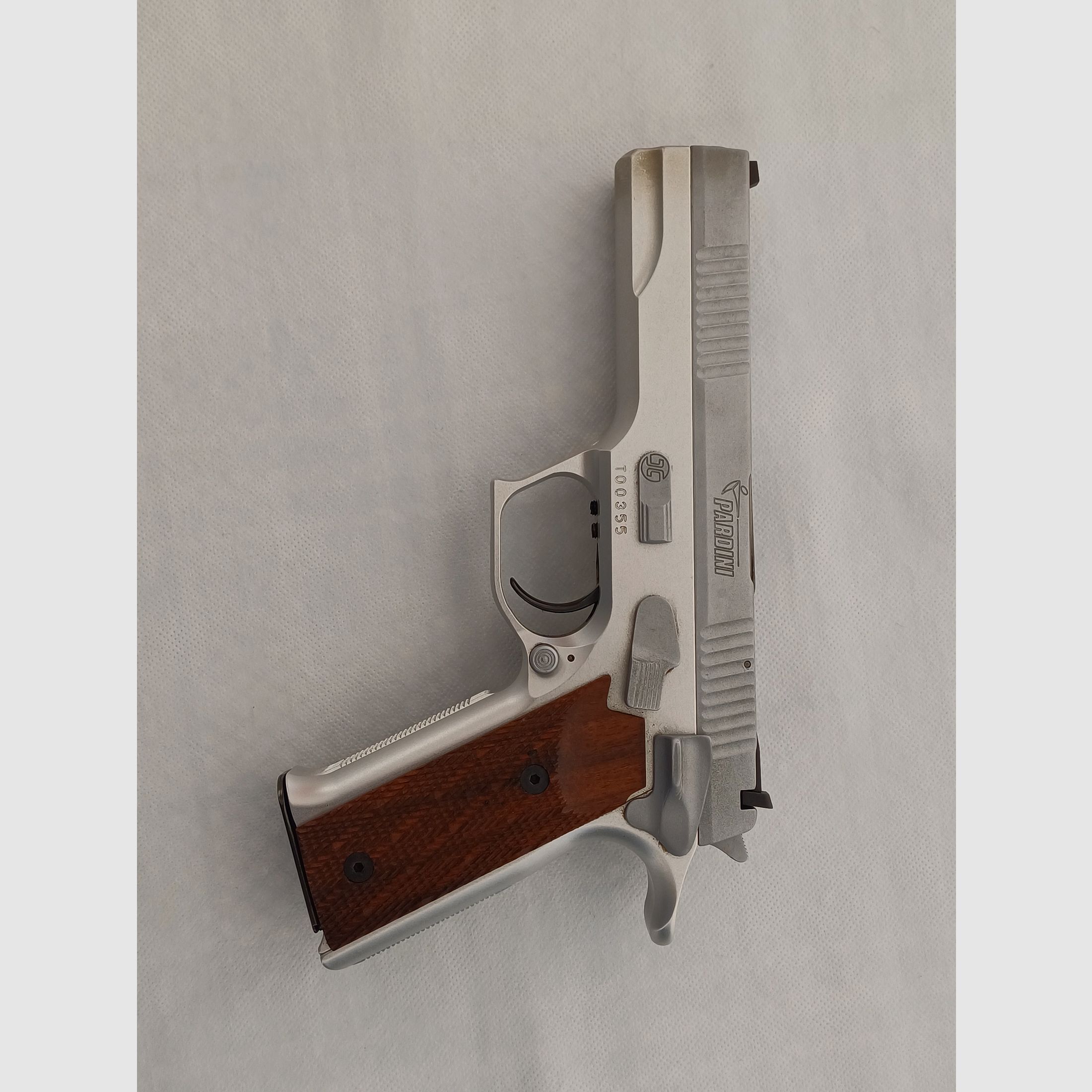 Pardini 45 ACP Nickel Sport Modèle P.C. 45 S, 5 pouces ; Très bien entretenu et peu tiré. Prix incluant 1350 cartouches 45 ACP 230 gr. et 3 chargeurs de rechange