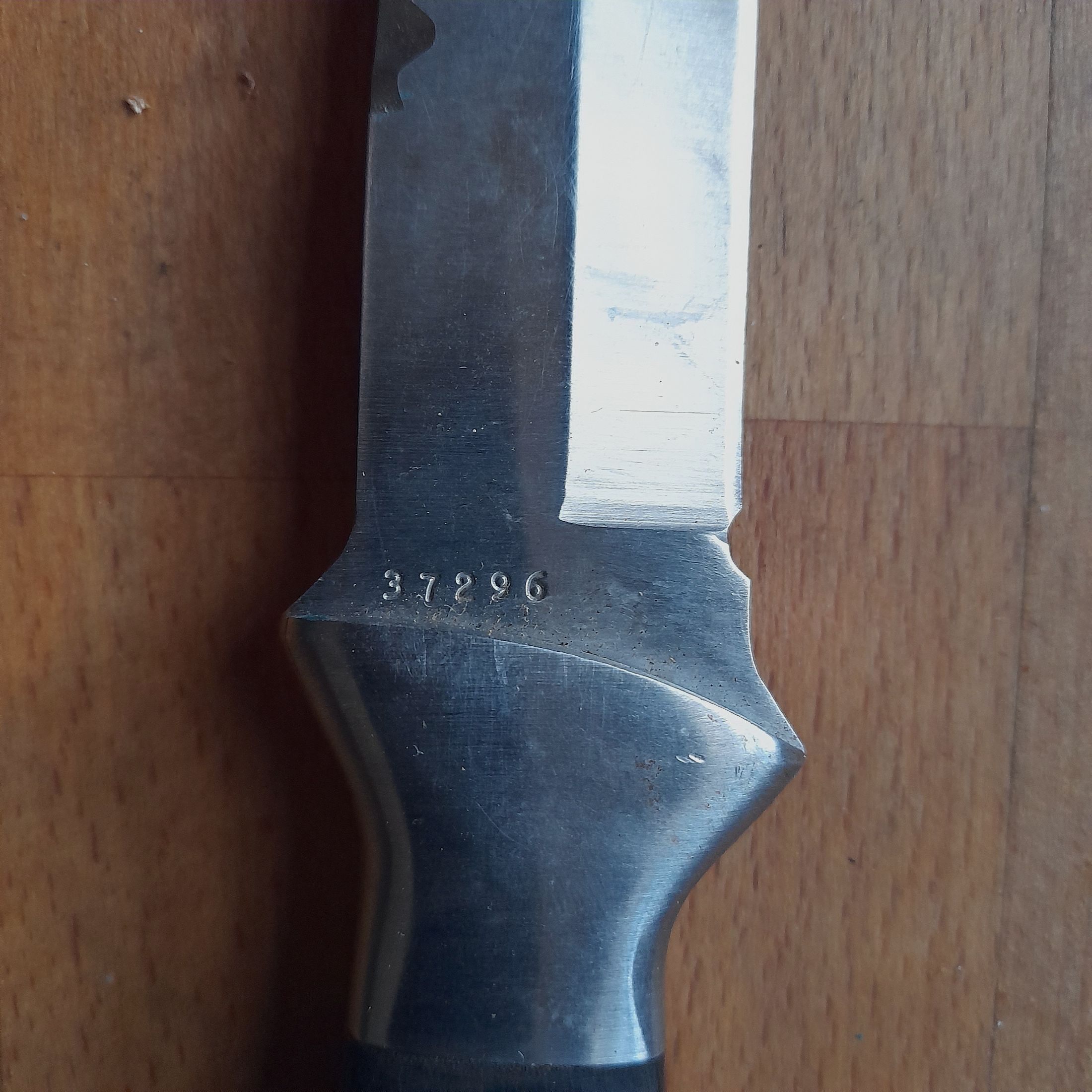 Jagdmesser Stainless Steel 440 Nr.  37296 in schwarzer Lederscheide mit Schleifstein