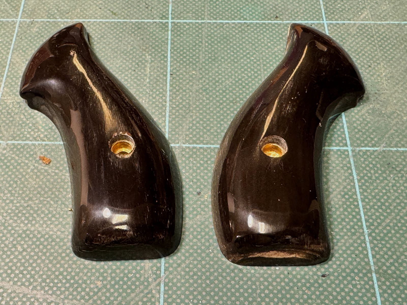 EAGLE GRIPS Buffalo Horn Grips (Genuine Buffalo Horn) S&W J-Frame Round Butt – Top condition in original packaging with exchange wedge!