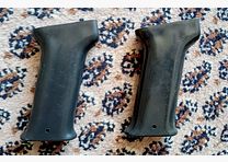 2 Hongaarse AMD-65 kunststof handgrepen van FEG dezelfde gietnummer 63 // AK / AKM / AK74 / AK-100 / Type 56