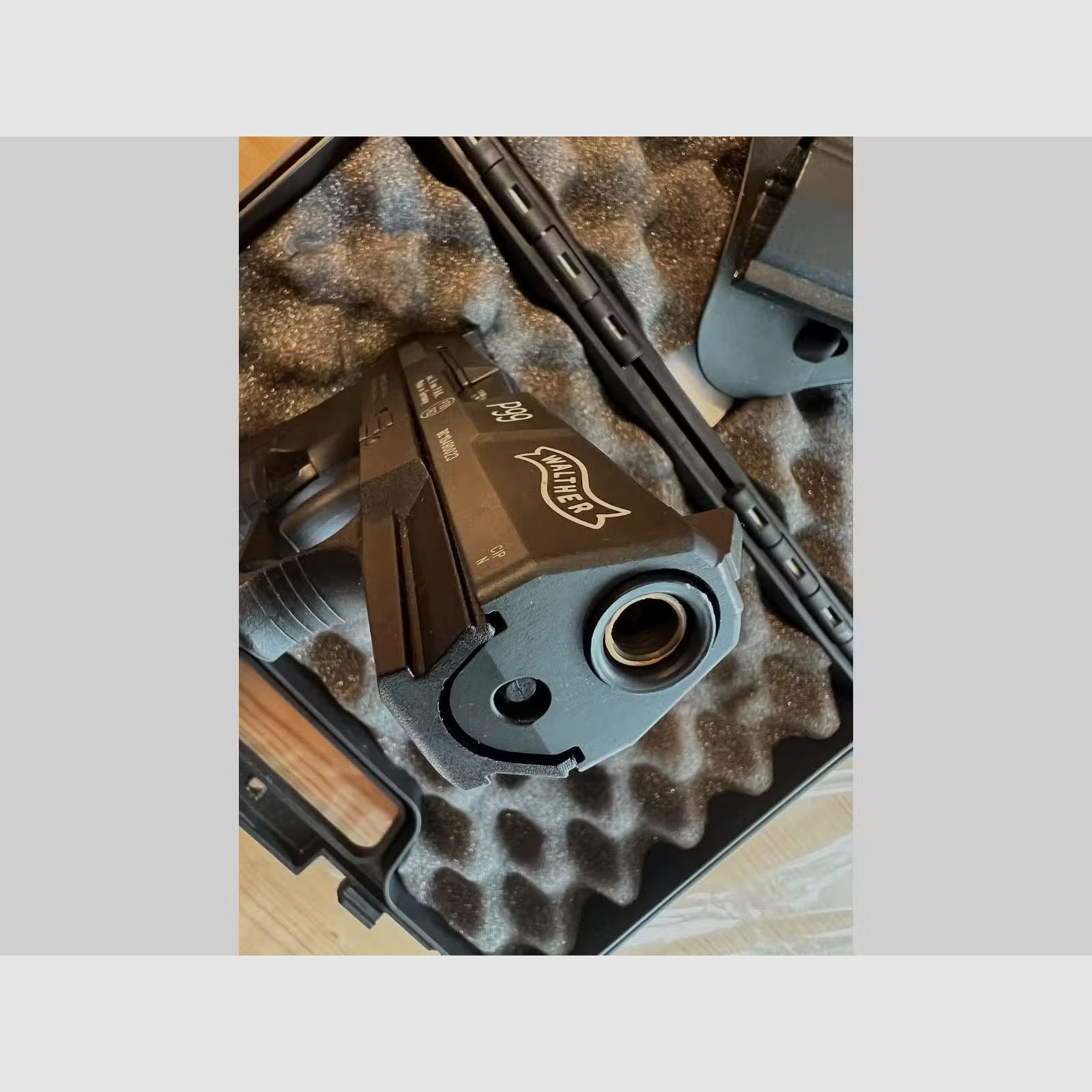 Walther P99 Schreckschusspistole 9 mm P.A.K. Schwarz inklusive original Walther P99 Holster - wie NEU