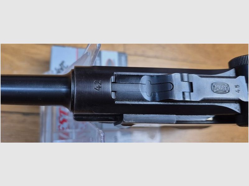 Sehr schöner und atypischer Luger P08 – Herstellung Mauser Code 42 mit „Mauser Banner“ – Waffe „bi-matrikuliert“ – Auf Basis einer seltenen Mauser-Waffe von 1942 – Mechanik mehr als ausgezeichnet – Ästhetik superb – Lauf ausgezeichnet – Superbe Luger zum Schießen für eine hervorragende Gelegenheit! TBE++, Bild 1 von 25
