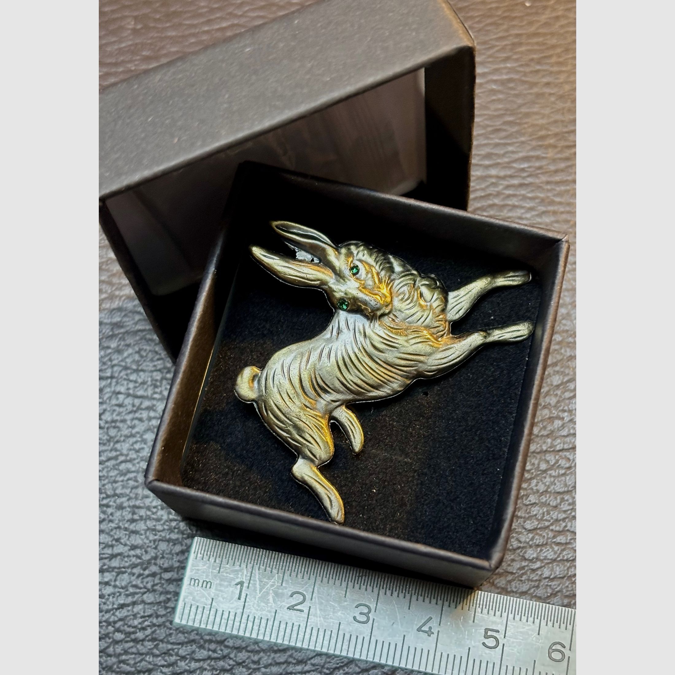 Hutnadel Hase , für SIE oder IHN , auch sehr schön für die Jacke oder Sakko mit exklusiver Verpackung 