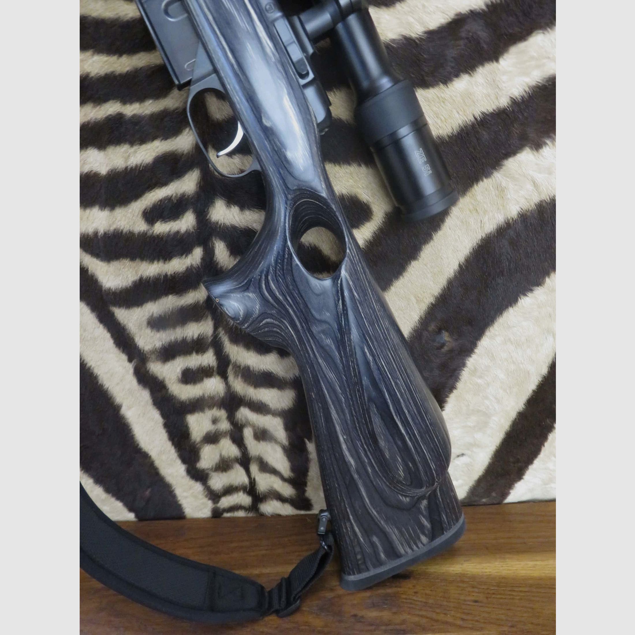 CZ 527 Varmint Büchse Kal.222Rem Lauf mi-lourd 65 cm – Schalldämpfer – Zielfernrohr – Waffenkoffer, Bild 9 von 14