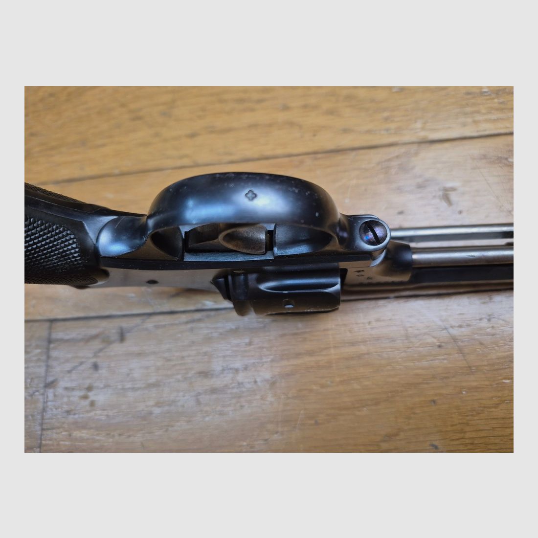 Sehr schöner Schweizer Revolver Modell 1882 (und nicht 1882-29!) – Kal. .7.5 Schweizer – Seltene „private“ Herstellung des Arsenal Bern – 5.903 Exemplare W+F Bern „P“ von nur 37.255 Waffen – Waffe 1. Klasse – quasi neu und Kategorie D! – TBE++, Bild 12 von 22