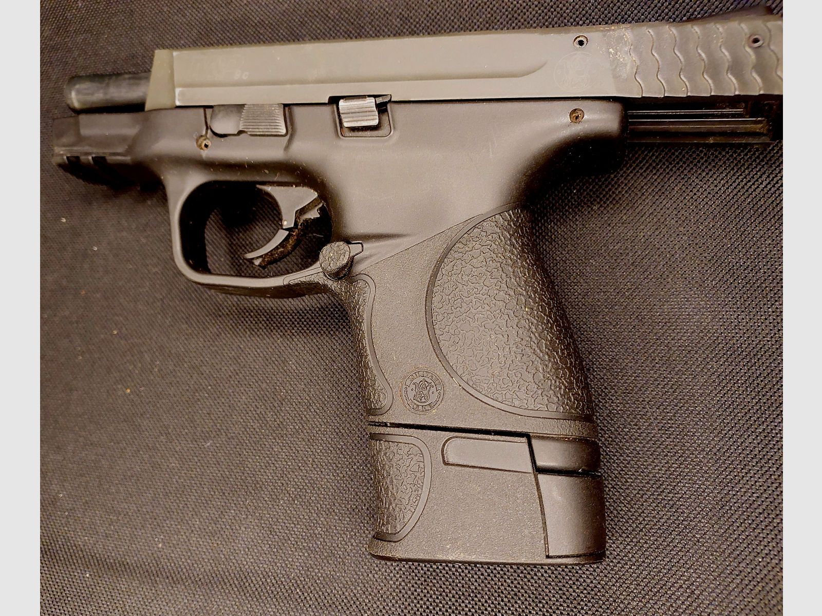 Smith & Wesson M&P 9C Schreckschusspistole, Kaliber 9mm P.A.K., in Schwarz (PTB 984) — mit 2 Magazinen (1x Standard, 1x verlängert XXL)