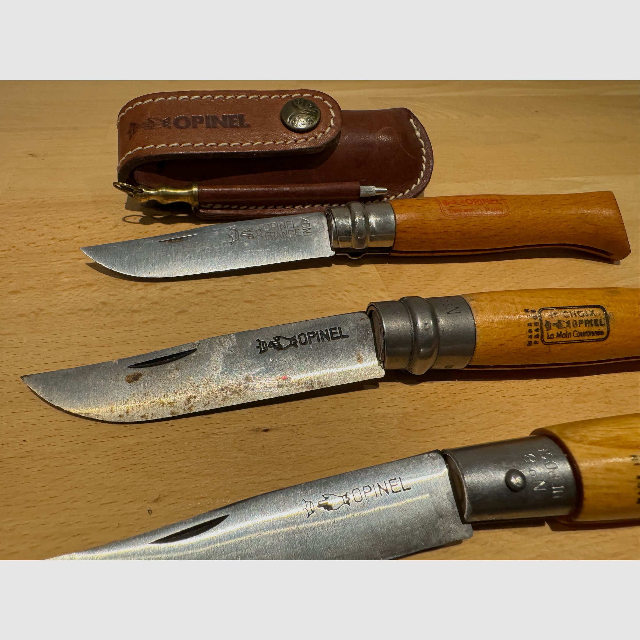Seulement 3 couteaux de poche Opinel d'occasion.