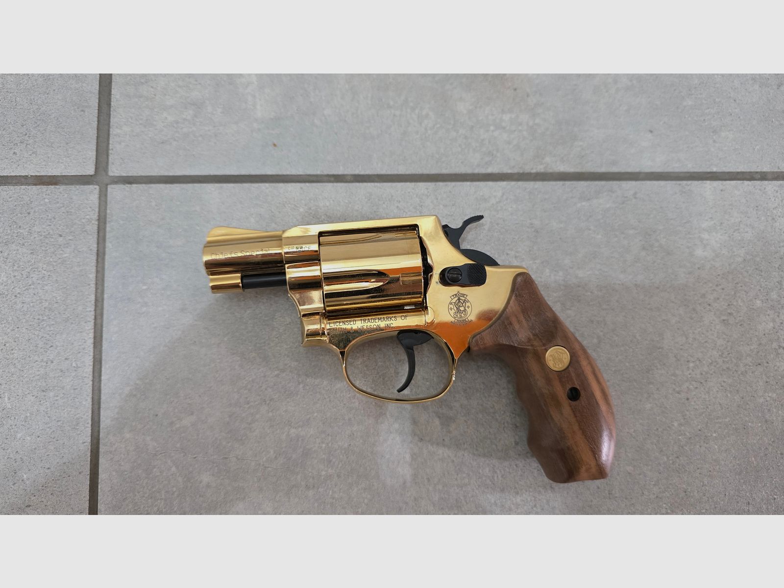 Smith & Wesson Chiefs Special 9 mm R.K., 24 Karat vergoldet, Holzgriffschalen