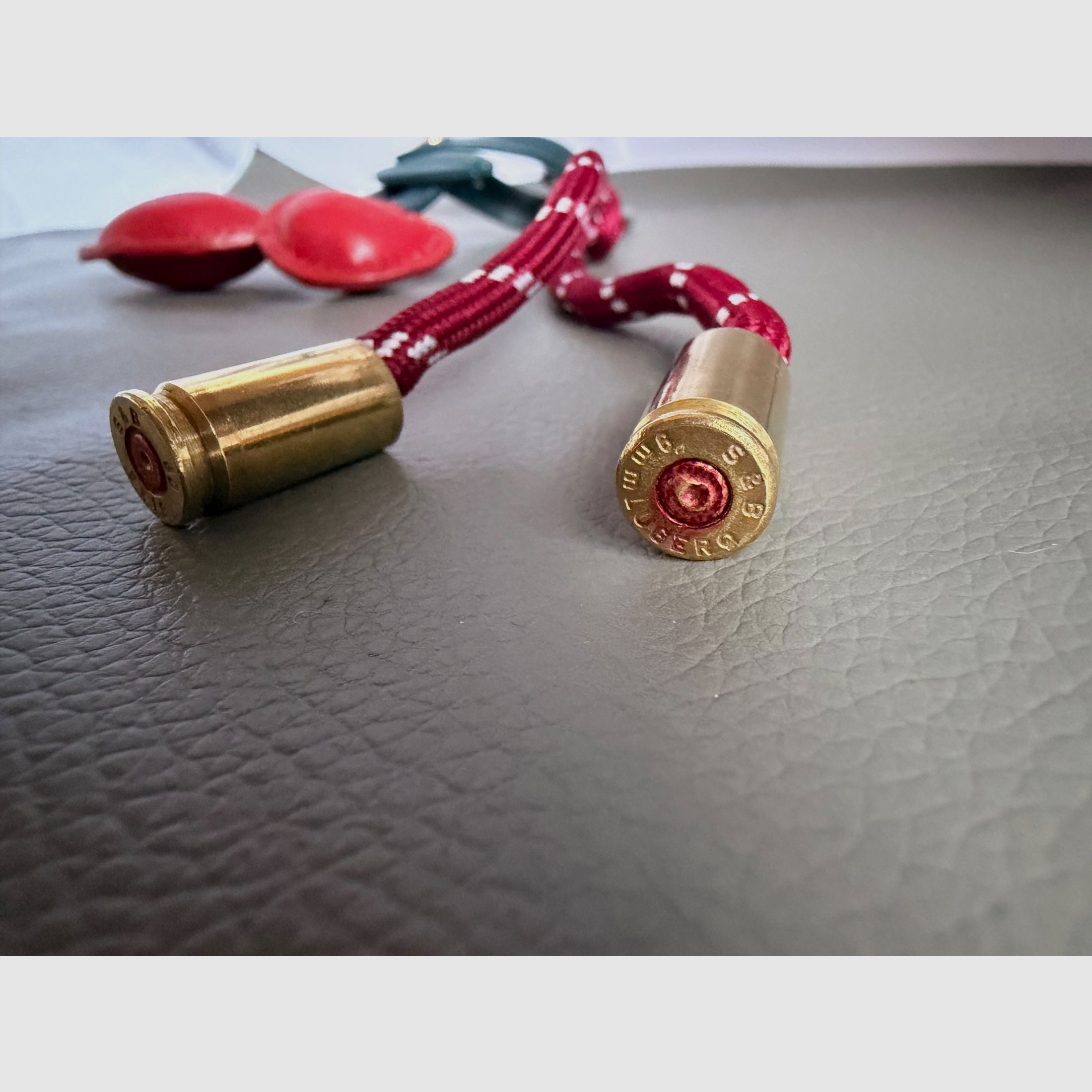 Llavero cereza con casquillos 9mm Luger, imagen 2 de 2