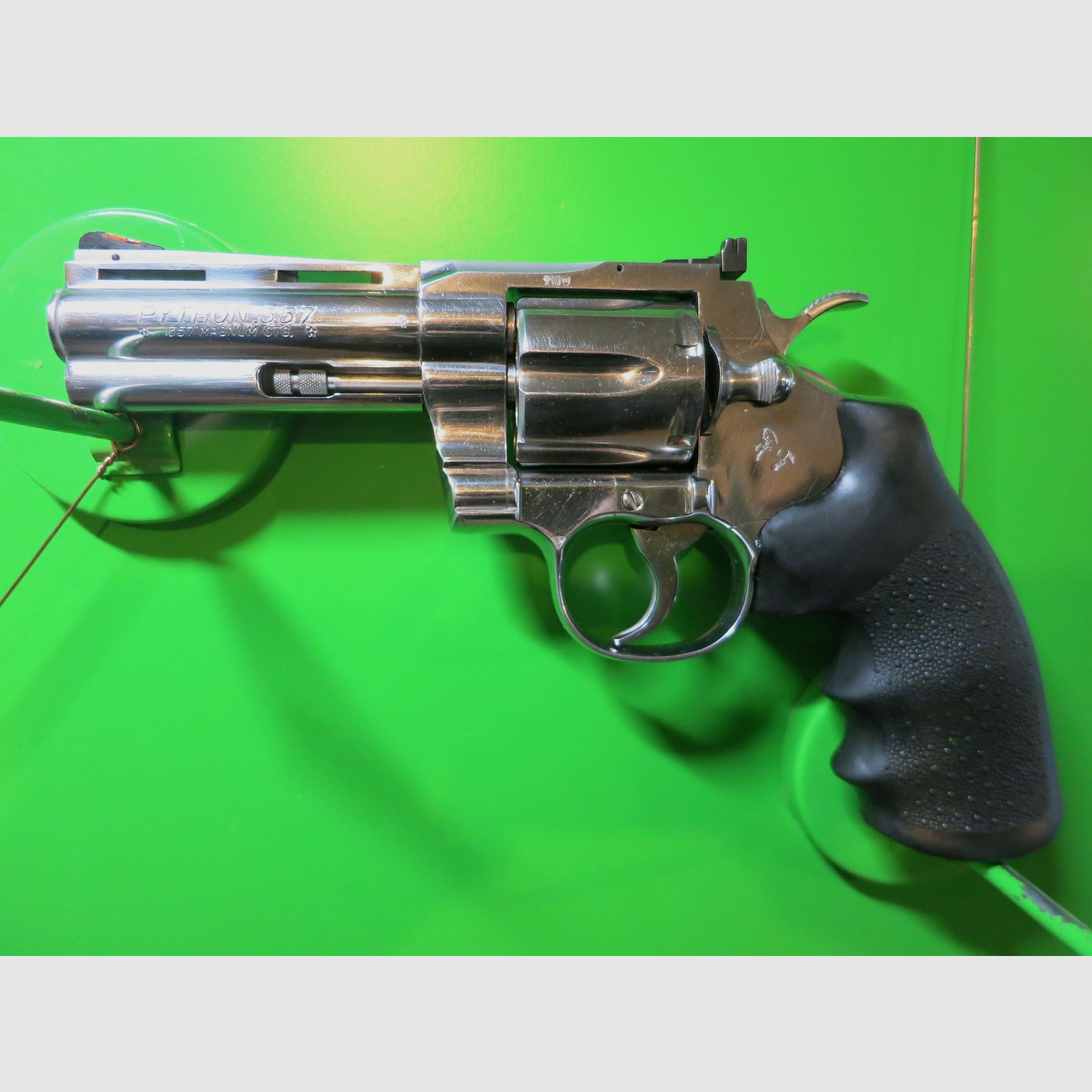 Revolver COLT PYTHON, Acier inoxydable (polie miroir), .357 Magnum, canon de 4", poignée de sport en caoutchouc #25-