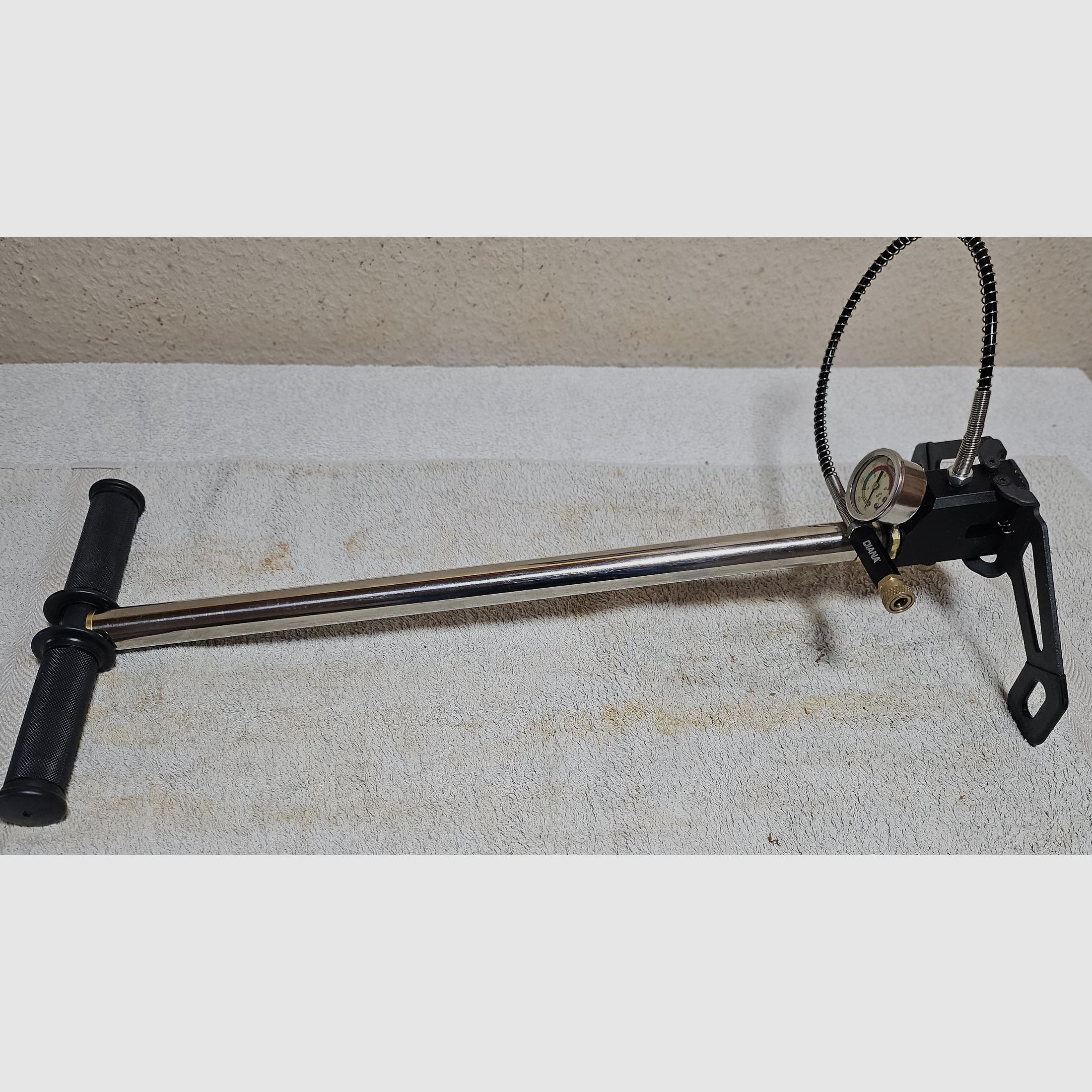 Diana hand pump 300 bar for PCP airguns, image 1 of 5