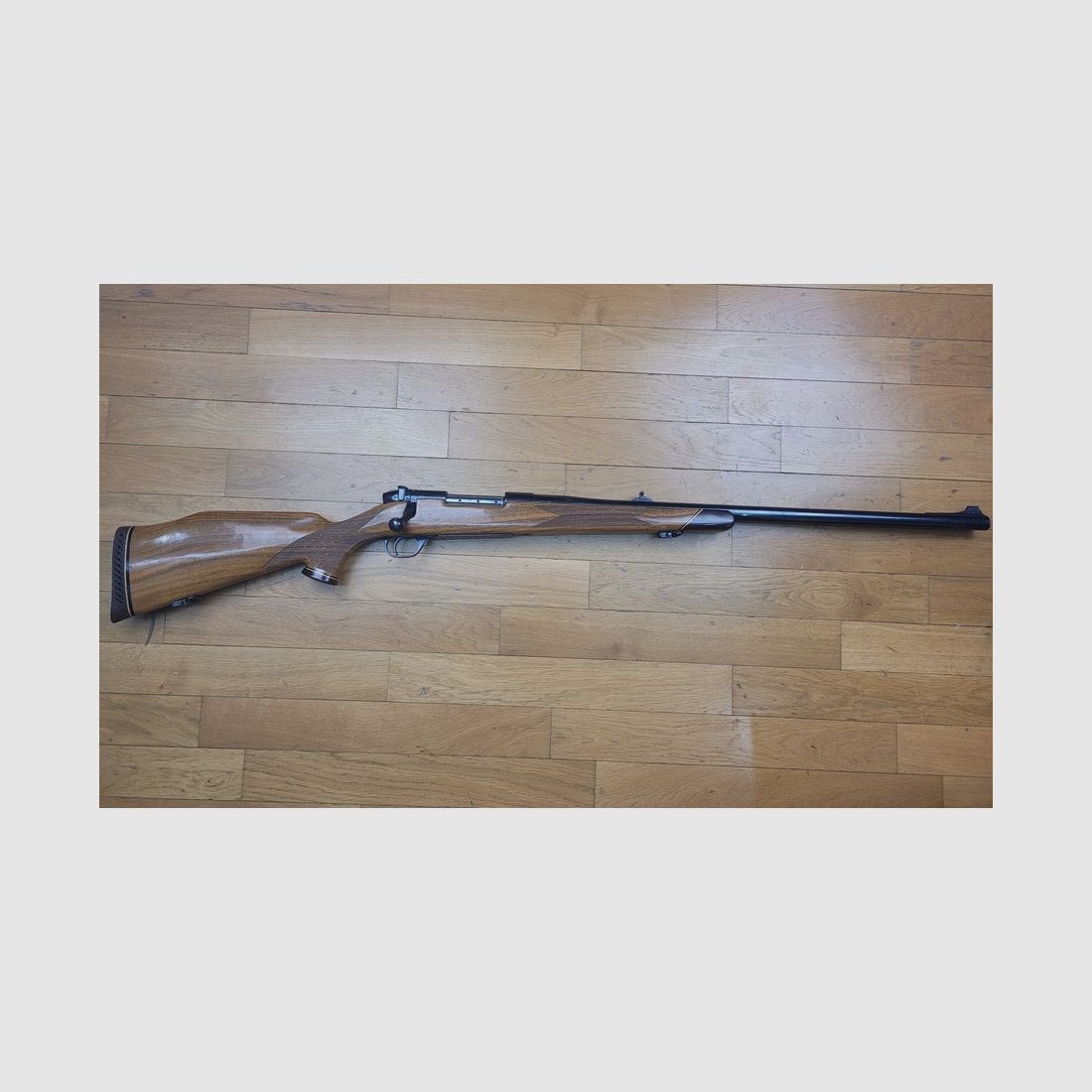 Magnifica carabina da grande caccia Weatherby – Calibro 460 Weatherby – Fabbricazione premium di Sauer & Sohn in Germania – Legno di noce di prima scelta – Bluatura sontuosa – Canne nuova – Stato meccanico impeccabile – Arma eccezionale per le sfide più grandi – TBE++, immagine 2 di 38