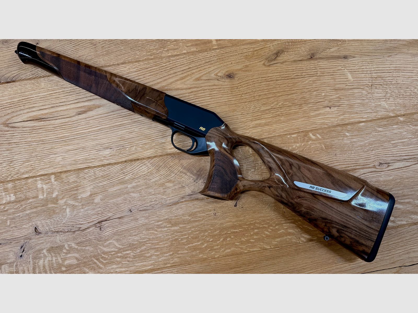 Blaser R8 Success Schäftung / Holzklasse 4 / R8 Logo in Gelb / top Holz absolute Gelegenheit