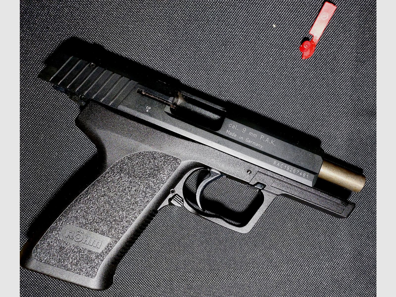 Pistolet alarmowy Röhm RG96, oksydowany (PTB 699) Zestaw RG 96 z tłumikiem, pomocą do ładowania i 2 magazynkami