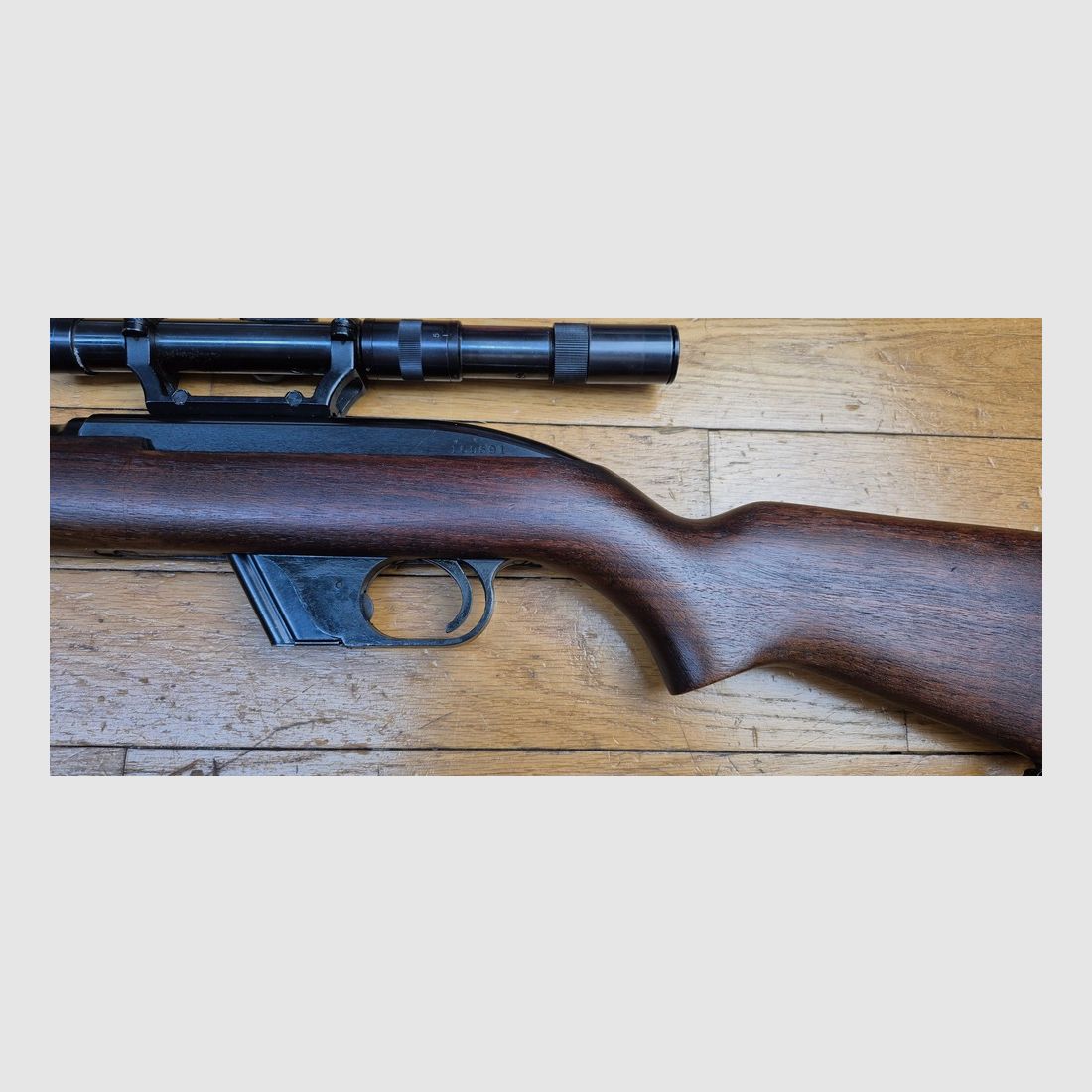Très belle carabine Winchester Model 77 – Arme semi-automatique en cal. 22LR – La compagne du jeune américain d&rsquo;après guerre – Arme idéale de chasse à la vermine et ennemie personnelle de toute canette ! – 8 coups – Très belle fabrication Winchester New Haven de 1962 – État plus que très bon – TBE++, image 4 sur 41